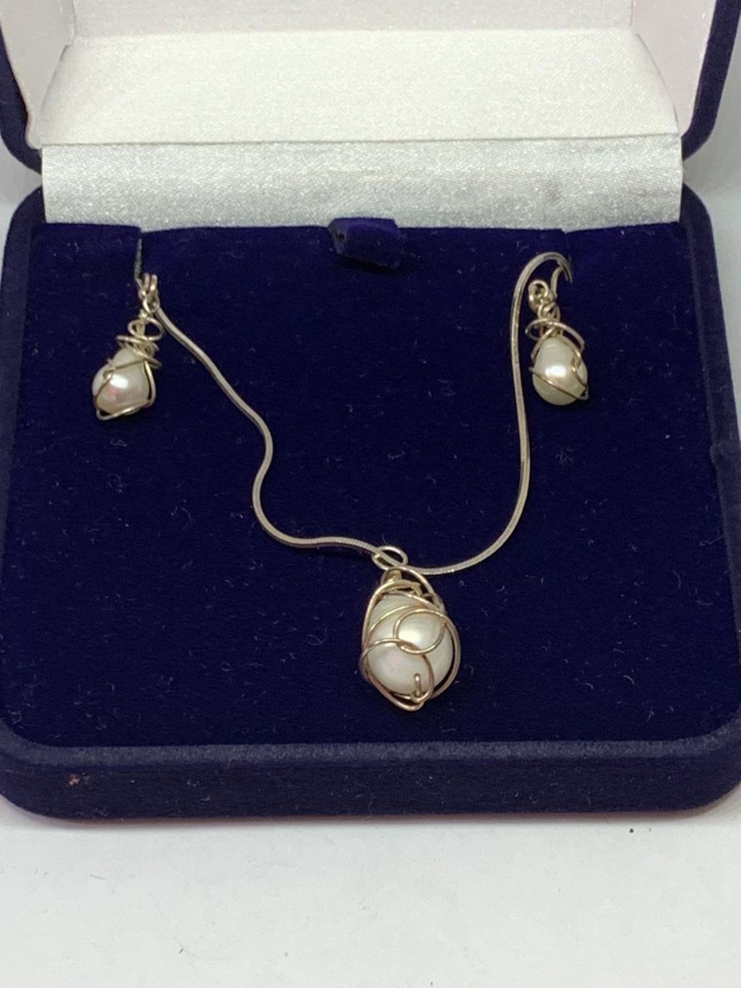 A BOXED SILVER AND PEARL NECKLACE AND EARRING SET