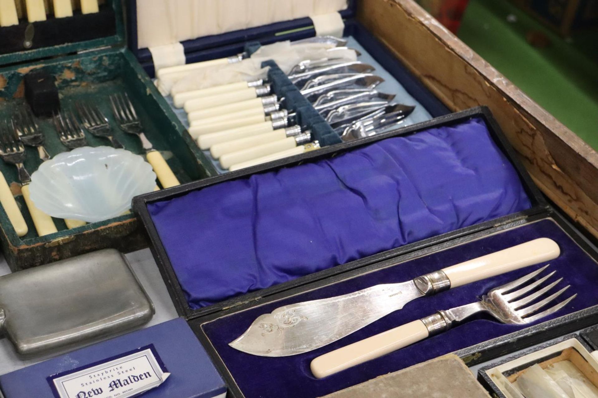 A LARGE QUANTITY OF BOXED FLATWARE TO INCLUDE A SERVING SET - Image 4 of 5