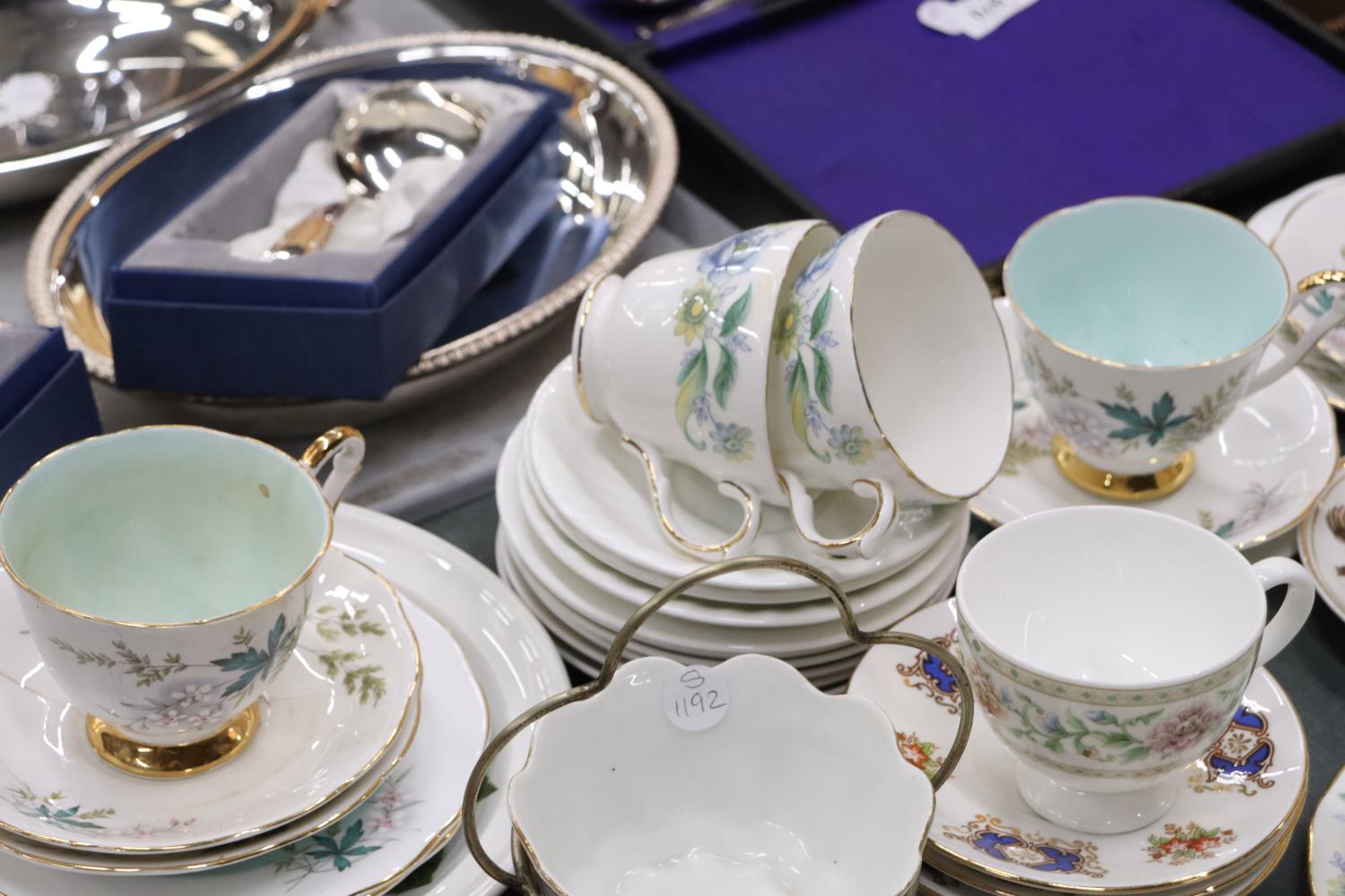 A QUANTITY OF TEACUPS AND SAUCERS TO INCLUDE QUEEN ANNE "LOUISE", DUCHESS "RHAPSODY", WEDGWOOD, - Image 6 of 7