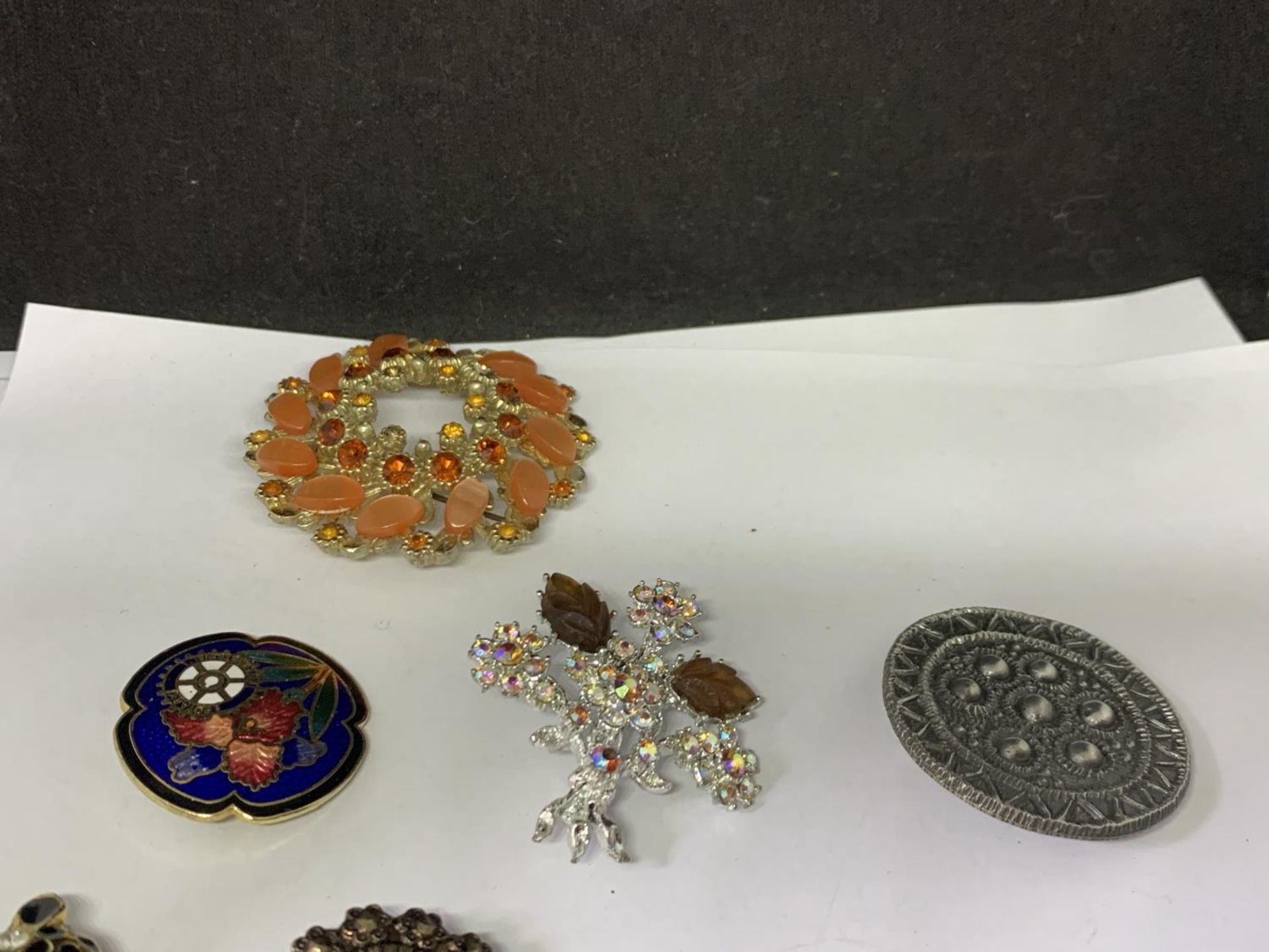 VARIOUS BROOCHES - Image 2 of 4