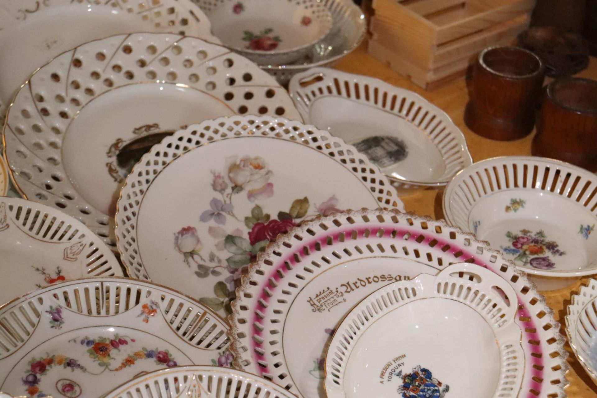 A LARGE QUANTITY OF RIBBON PLATES AND TRINKET DISHES - Image 5 of 7
