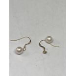 A PAIR OF MARKED 14K PEARL EARRINGS (A/F)