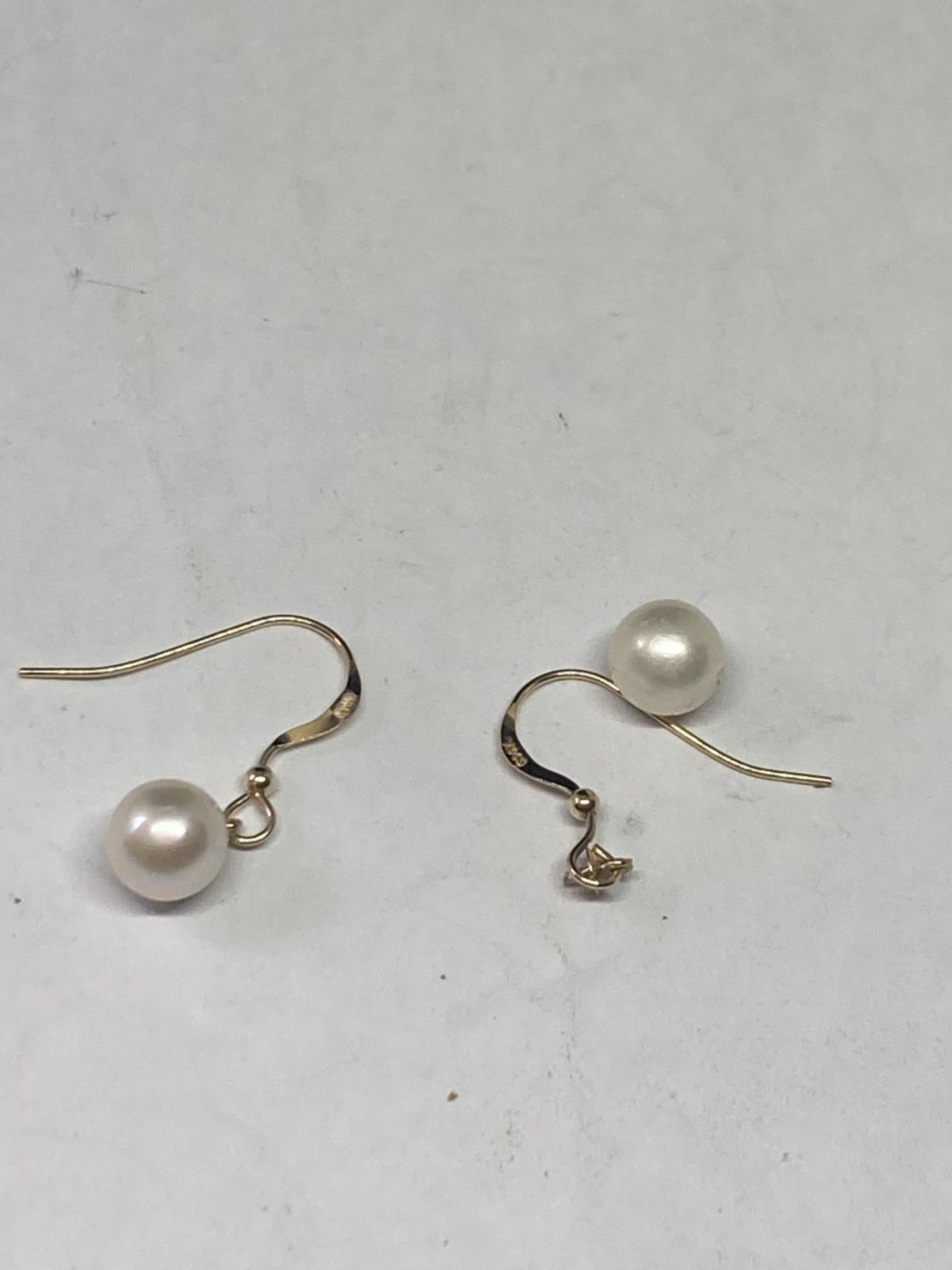 A PAIR OF MARKED 14K PEARL EARRINGS (A/F)