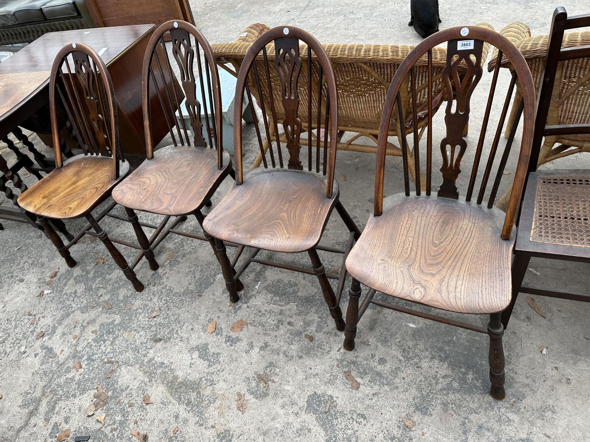A SET OF FOUR ELM AND BEECH WINDSOR STYLE DINING CHAIRS WITH PIERCED SPLAT BACK