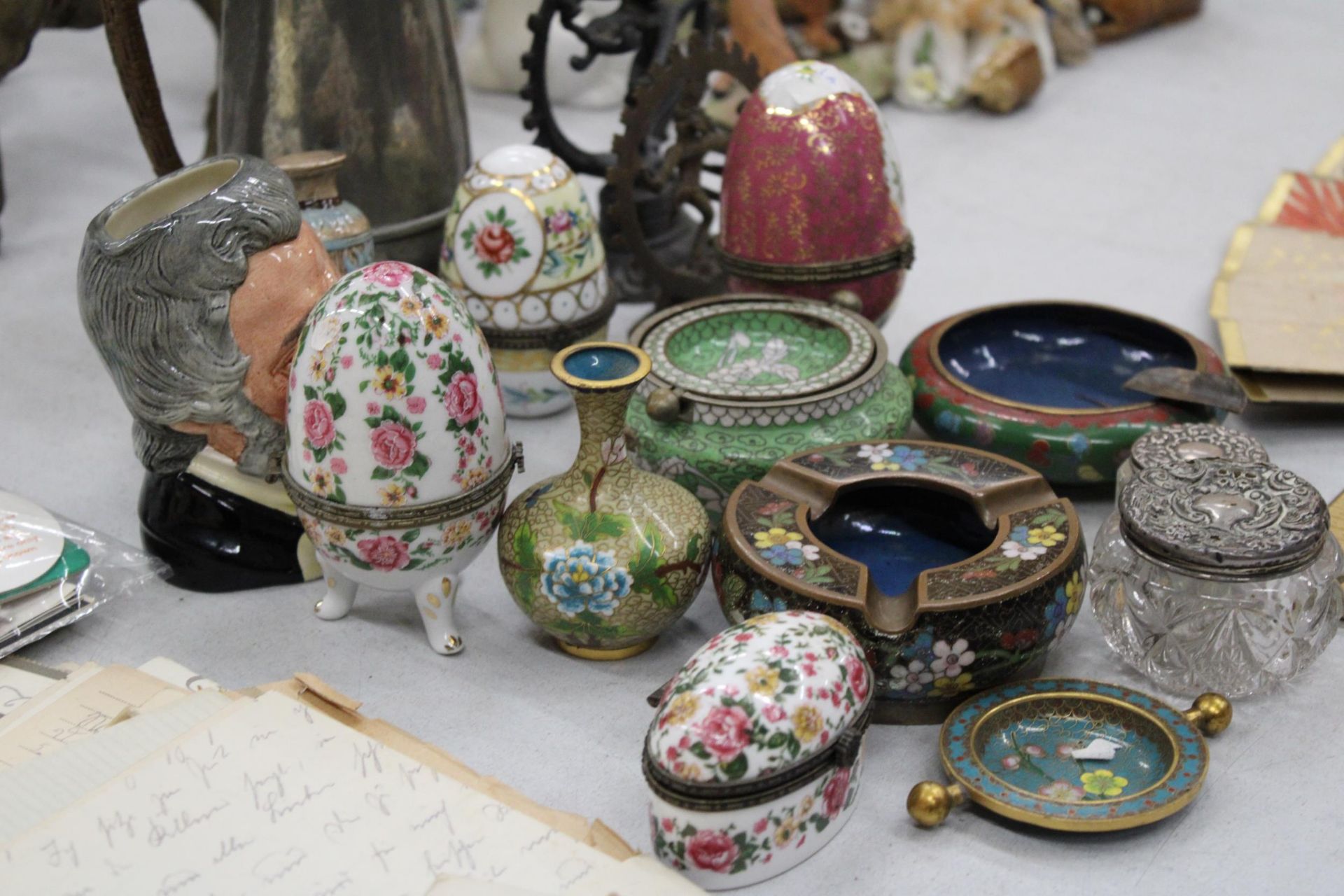A MIXED LOT TO INCLUDE TWO SILVER LIDDED POTS, CLOISONNE BOWLS, PORCELAIN EGG SHAPED TRINKET - Image 6 of 6