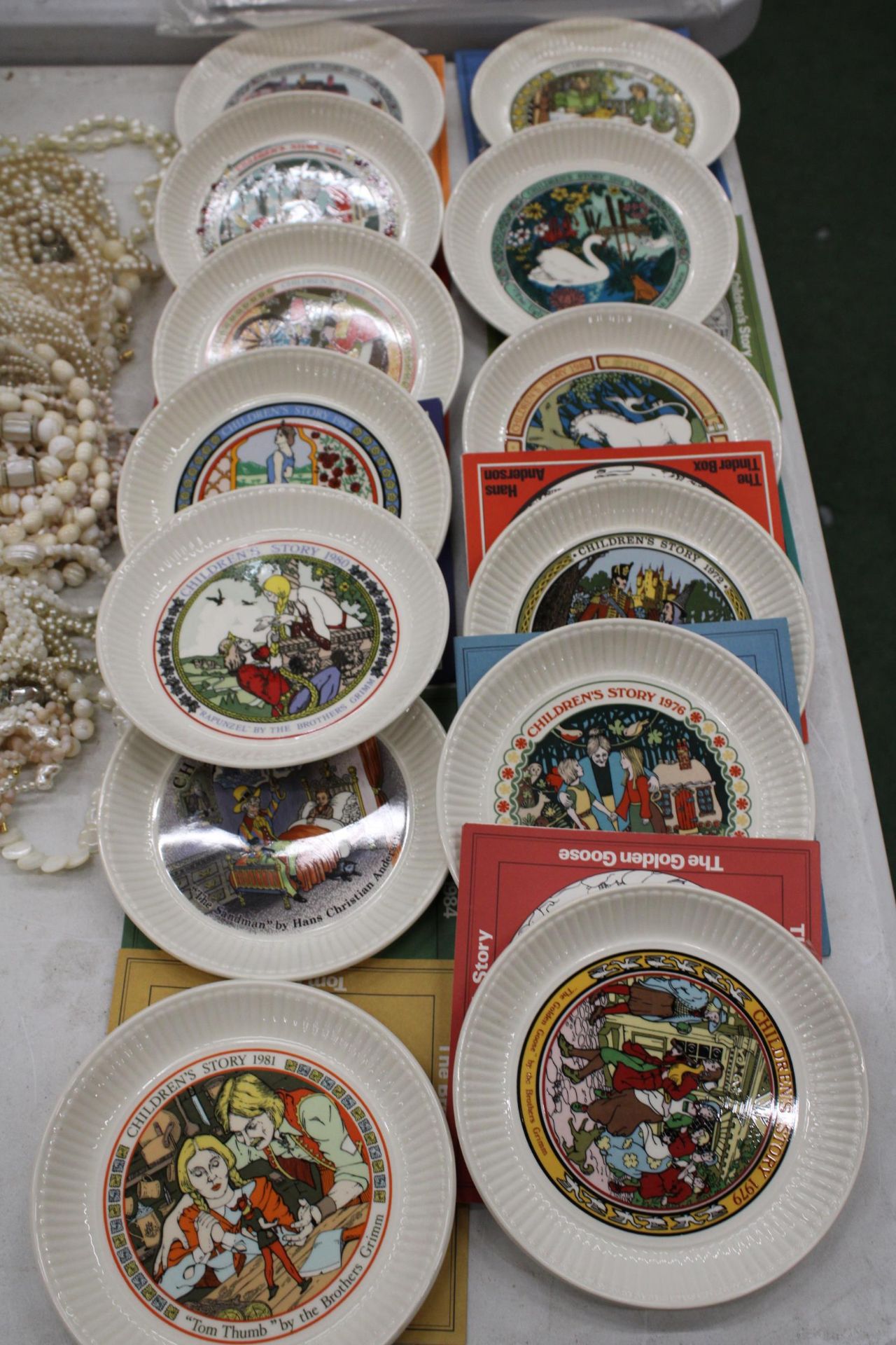 A COLLECTION OF VINTAGE WEDGWOOD, CHILDREN'S STORY PLATES WITH BOOKLETS - 13 IN TOTAL