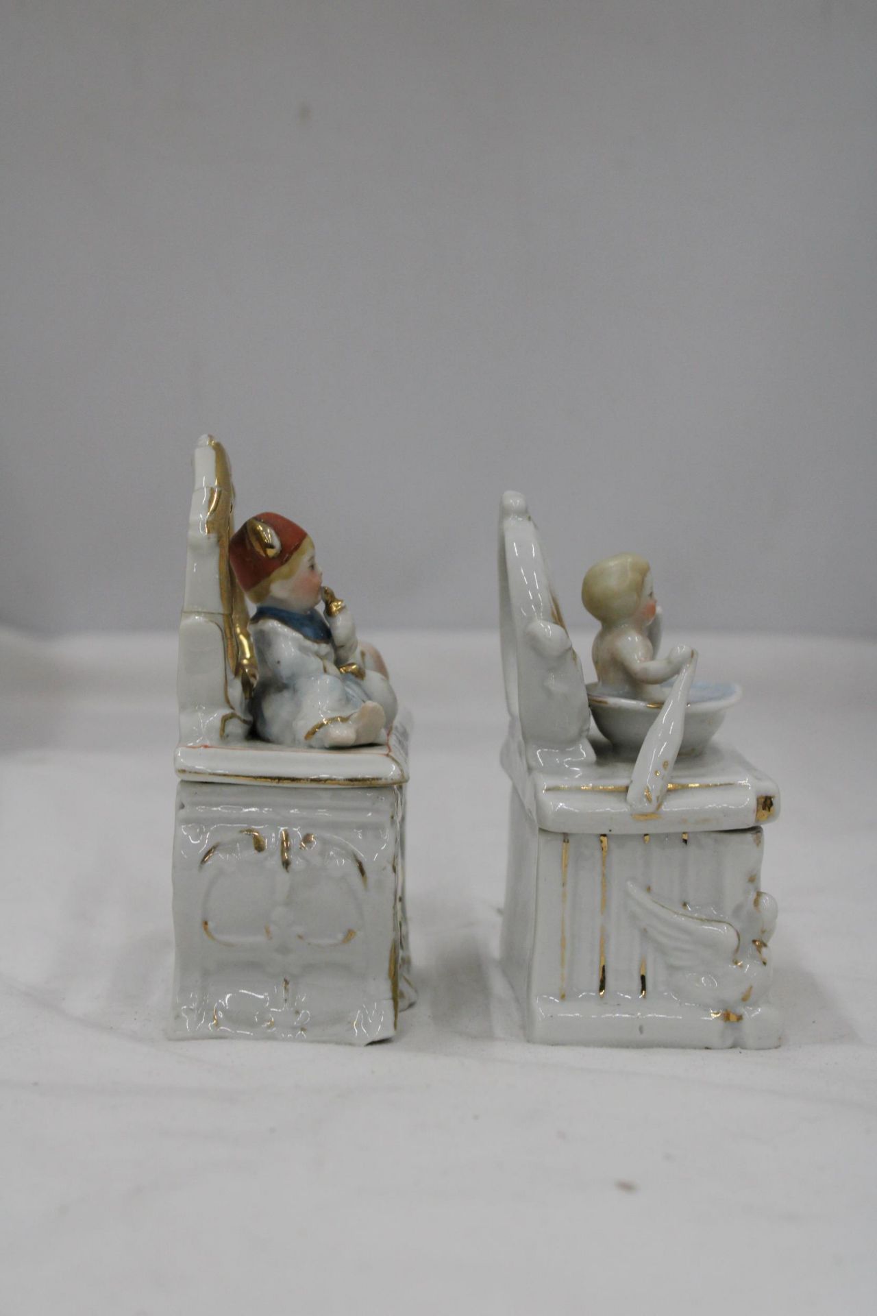 TWO VINTAGE GERMAN CONTA AND BOHME FAIRINGS TRINKET BOXES, TO INCLUDE 'A LITTLE TURK' - RESTORED AND - Bild 4 aus 6