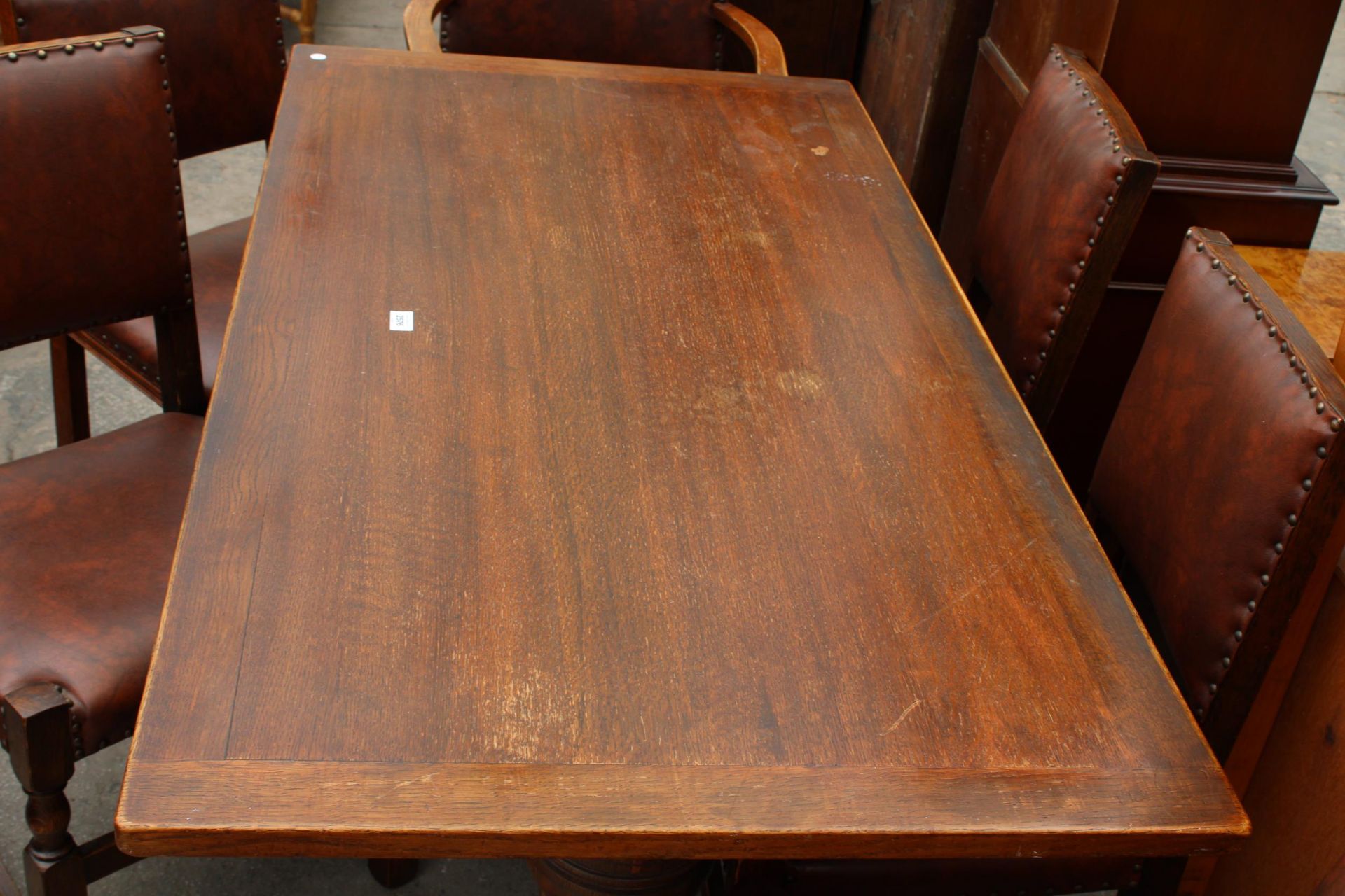 A MID 20TH CENTURY OAK REFECTORY TABLE, 57" X 30" AND NINE STUDDED DINING CHAIRS, ONE BEING A CARVER - Bild 3 aus 6