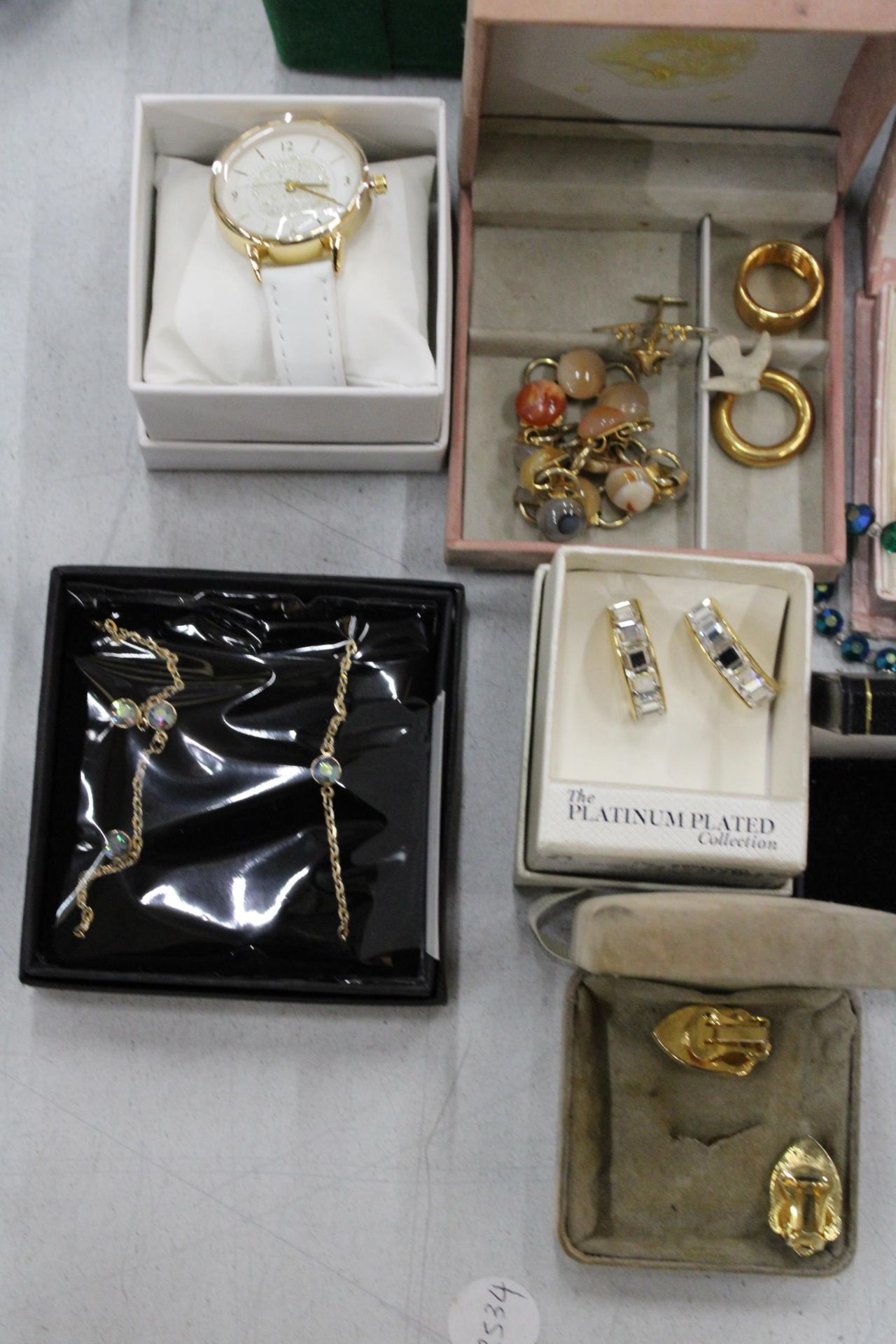 A QUANTITYOF COSTUME JEWELLERY TO INCLUDE WATCHES, NECKLACES, EARRINGS, BEADS, BANGLES, ETC - Image 5 of 5