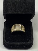 A SILVER GENTS SIGNET RING IN A PRESENTATION BOX