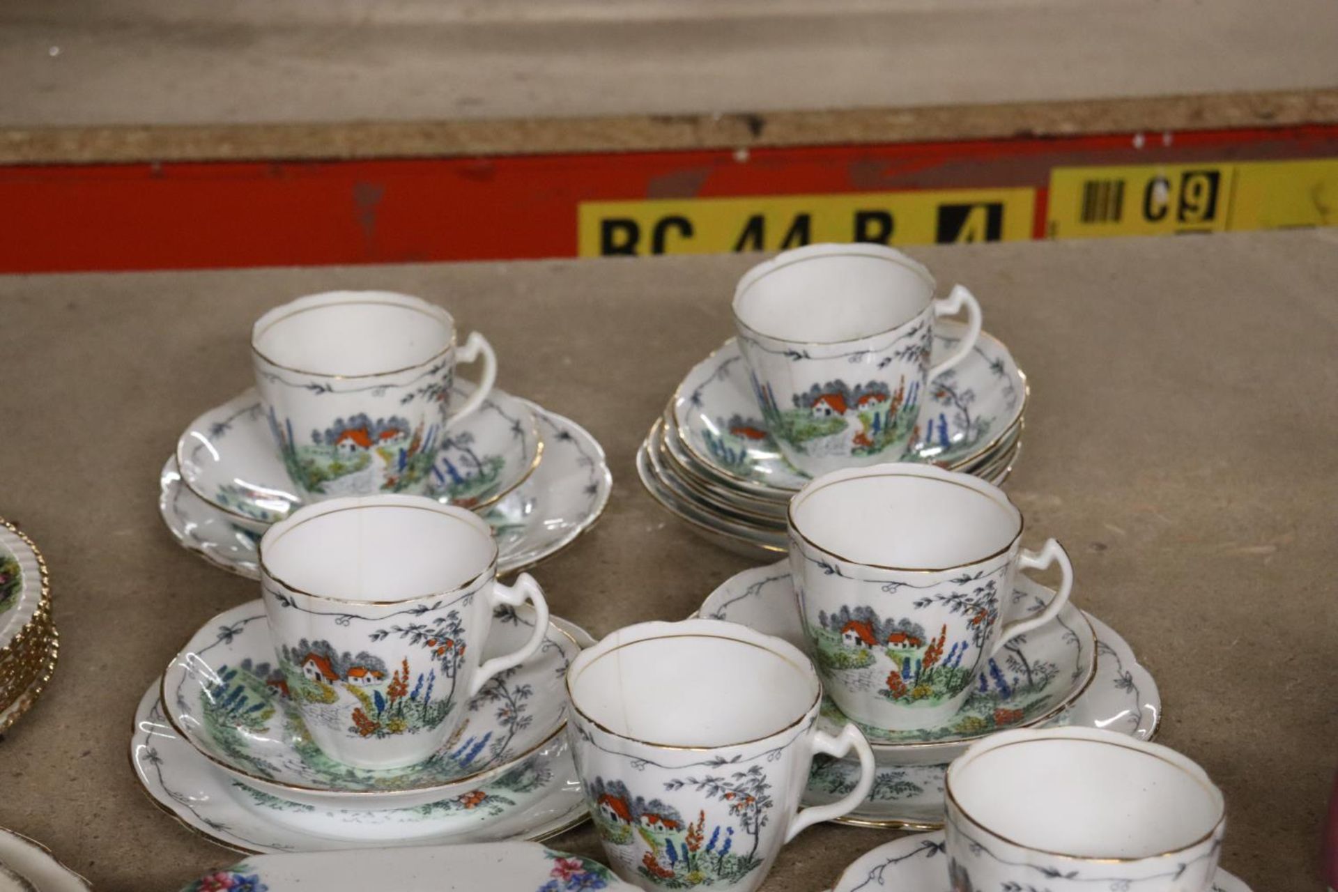 A QUANTITY OF VINTAGE CHINA CUPS, SAUCERS AND PLATES - Image 2 of 4
