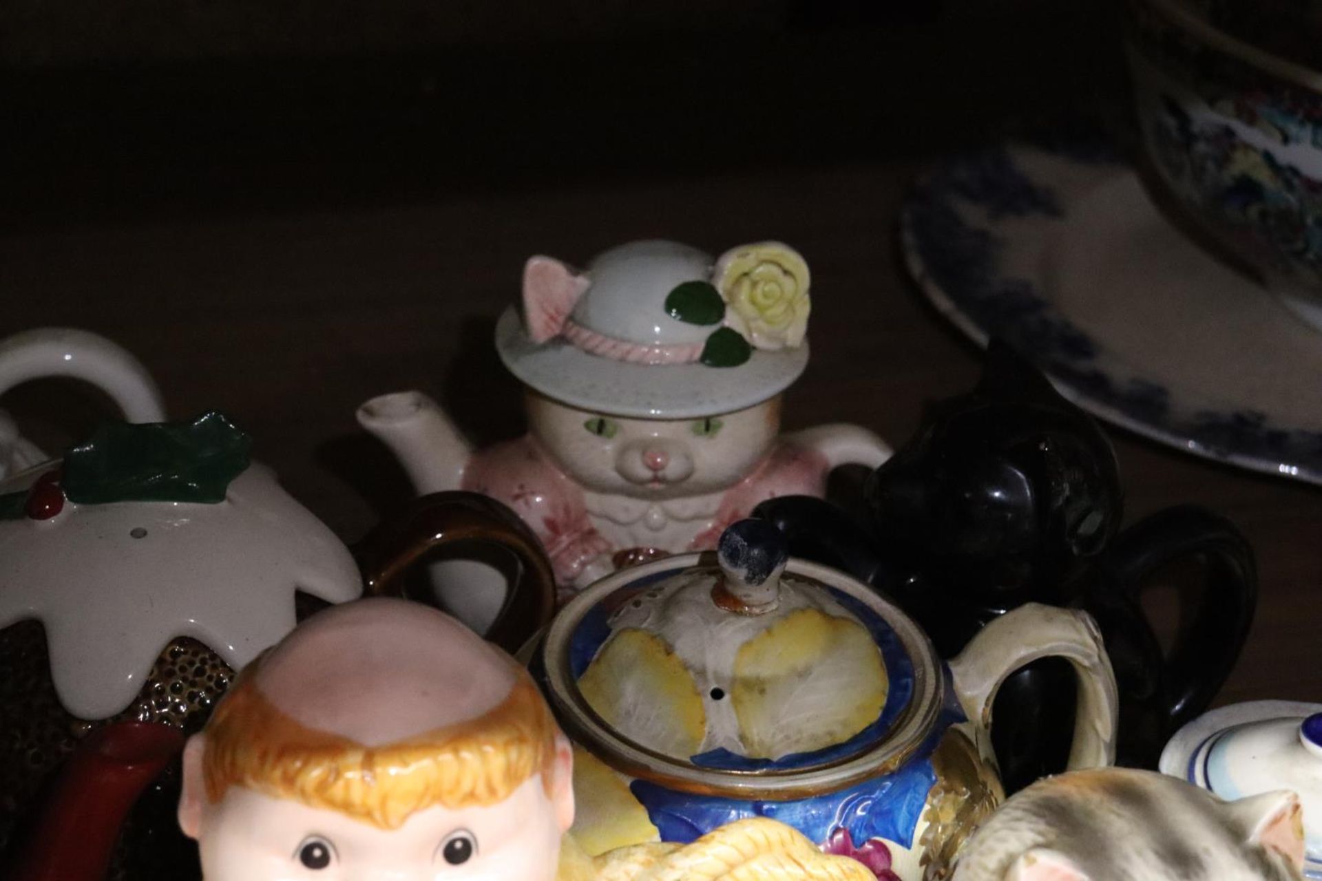 A LARGE COLLECTION OF NOVELTY TEAPOTS - Image 3 of 6