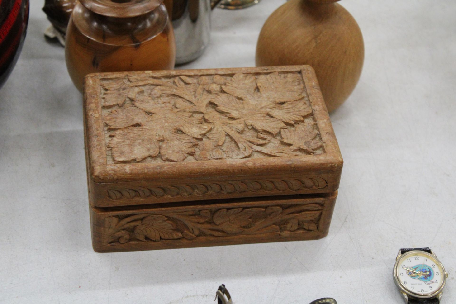 A MIXED LOT TO INCLUDE A WOODEN BOX, VASES, BIRD FIGURES, A SILVER PLATED SUGAR SIFTER AND JUG, ETC - Bild 4 aus 4