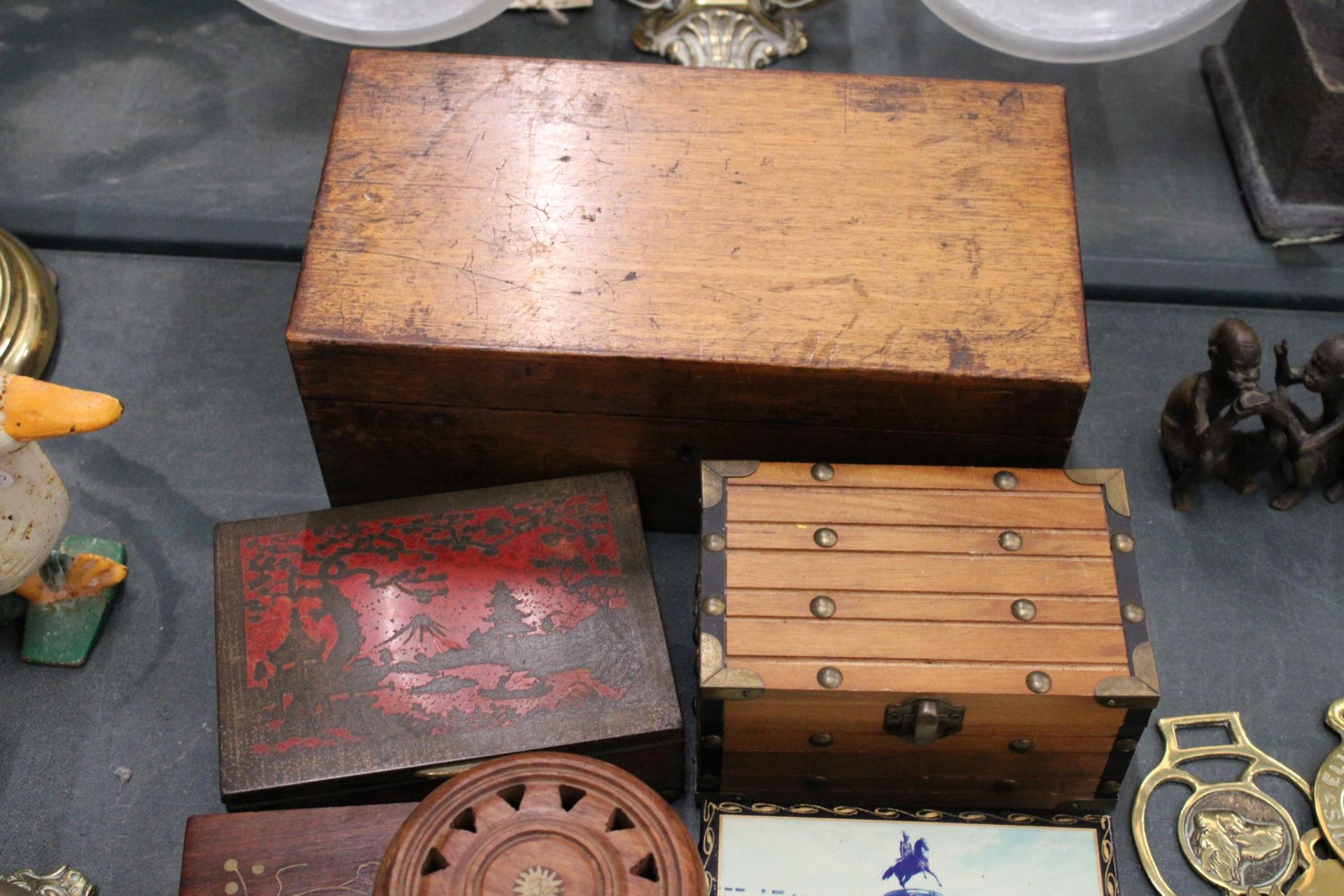 A QUANTITY OF WOODEN BOXES TO INCLUDE A ROTHMAN'S, PALL MALL CIGARETTE TIN - Bild 3 aus 6