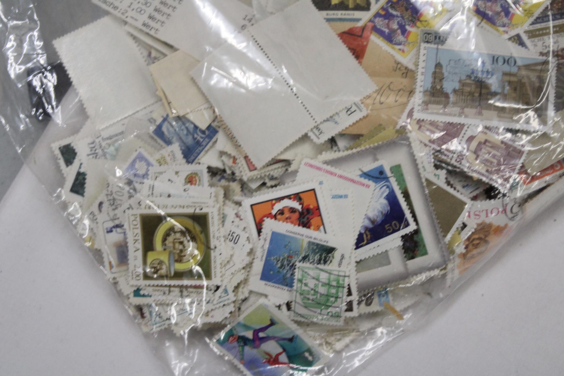 A LARGE QUANTITY OF LOOSE STAMPS FROM AROUND THE WORLD - Bild 6 aus 6