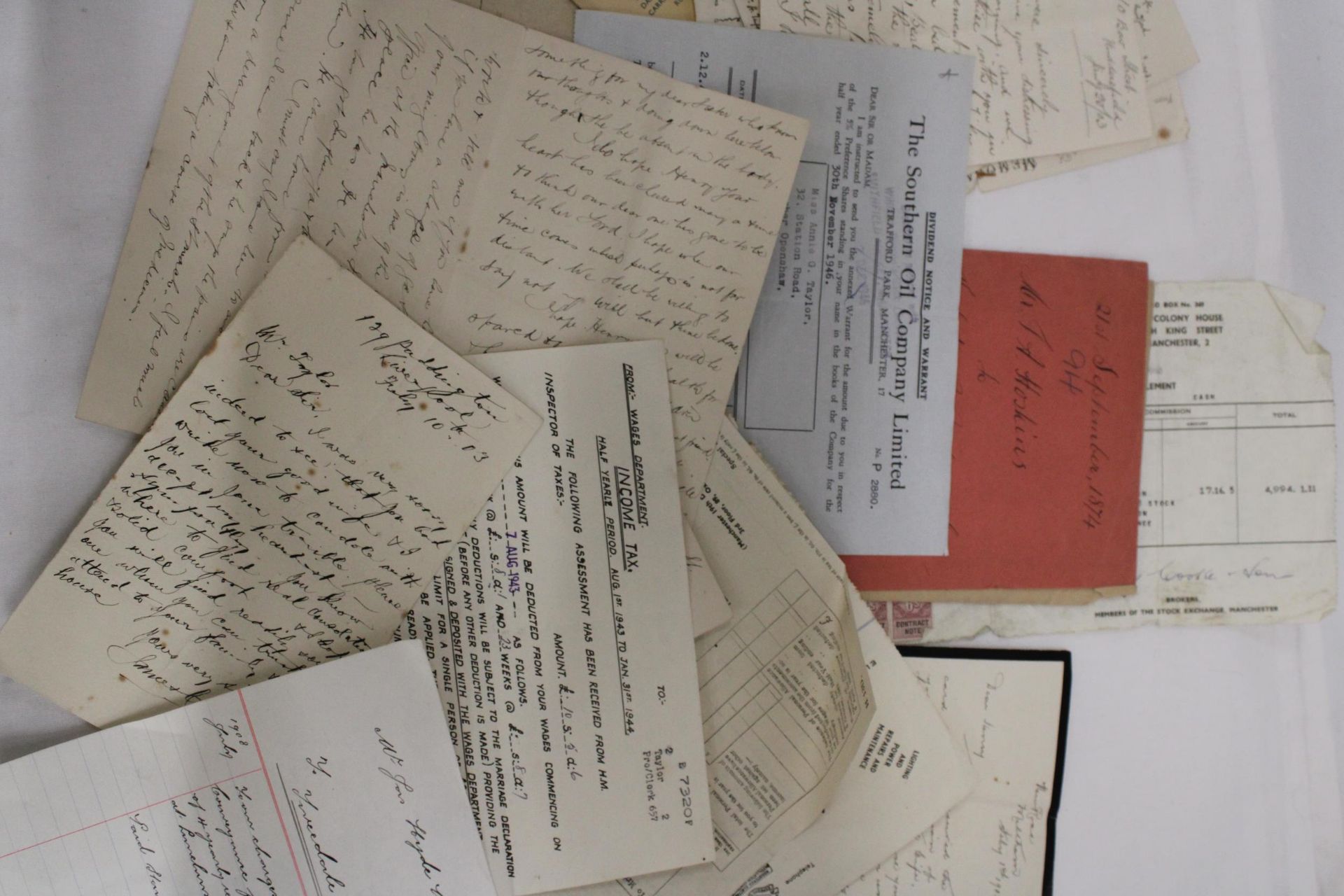 A QUANTITY OF VINTAGE EPHEMERA TO INCLUDE RECEIPTS, LETTERS, ETC - Image 4 of 6