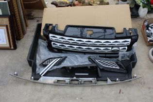 AN ASSORTMENT OF LAND ROVER CAR SPARES TO INCLUDE GRILLS AND A BOOT LINER ETC