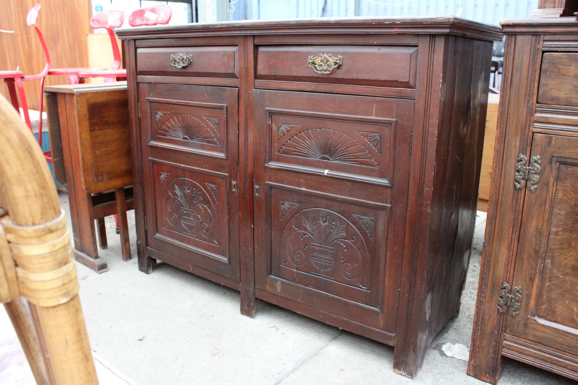 A LATE VICTORIAN SIDEBOARD AND OAK DROP LEAF DINING TABLE - Image 3 of 3