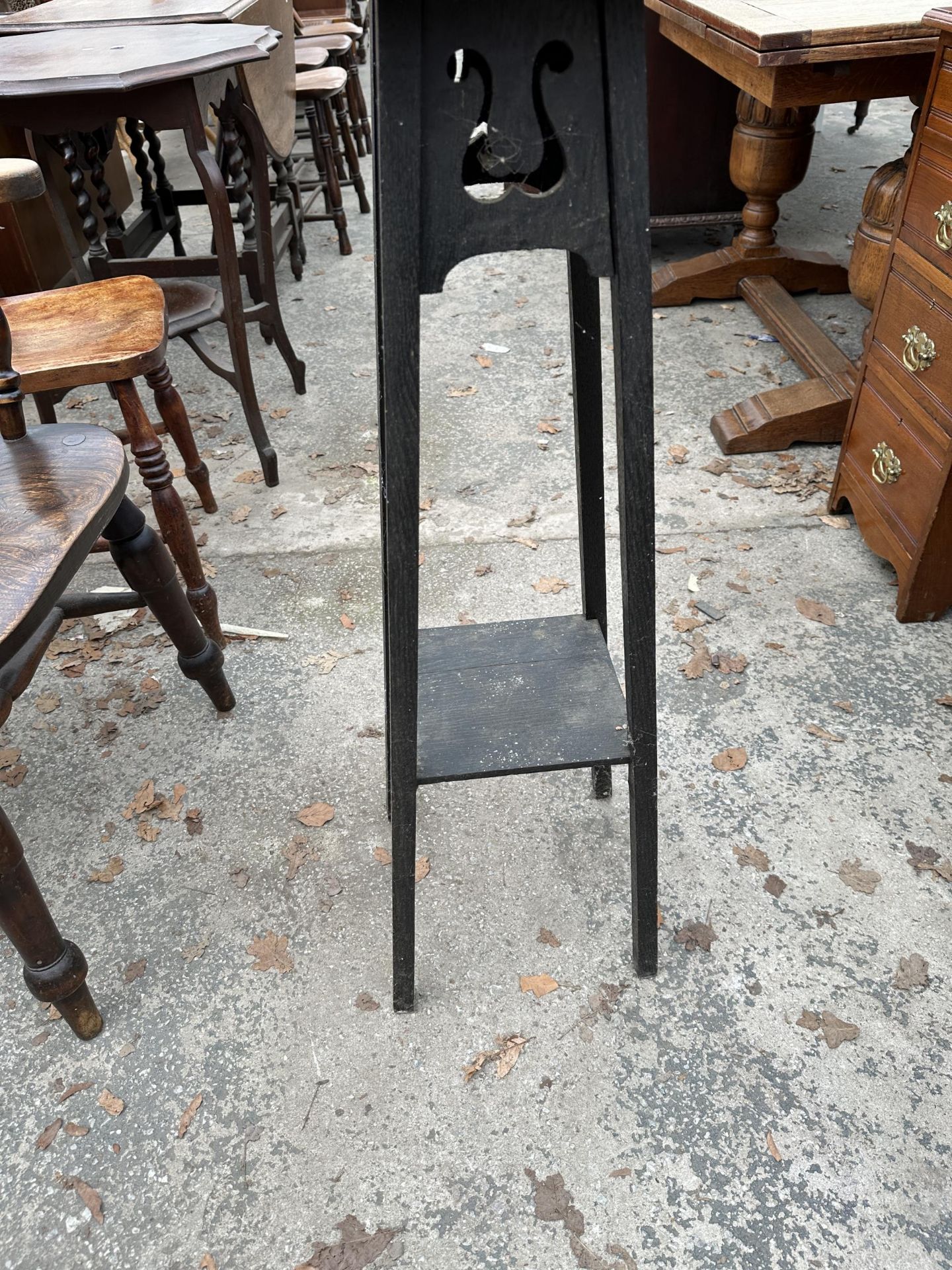 AN EARLY 20TH CENTURY OAK TWO TIER JARDINAIRE STAND - Bild 3 aus 3