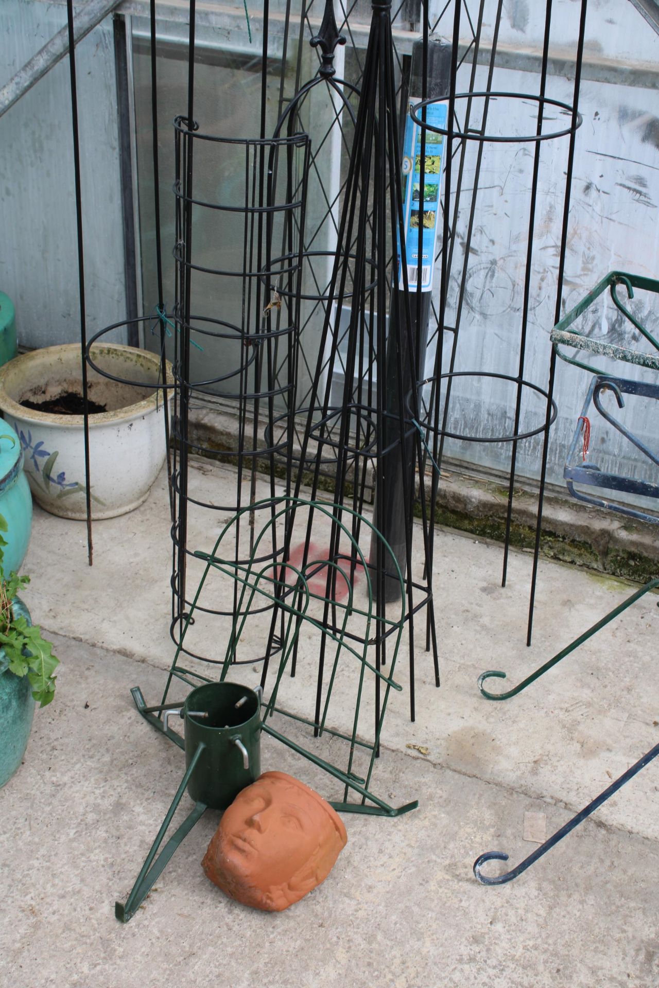 AN ASSORTMENT OF METAL GARDEN OBELISKS AND PLANT CLIMBING FRAMES - Image 2 of 3