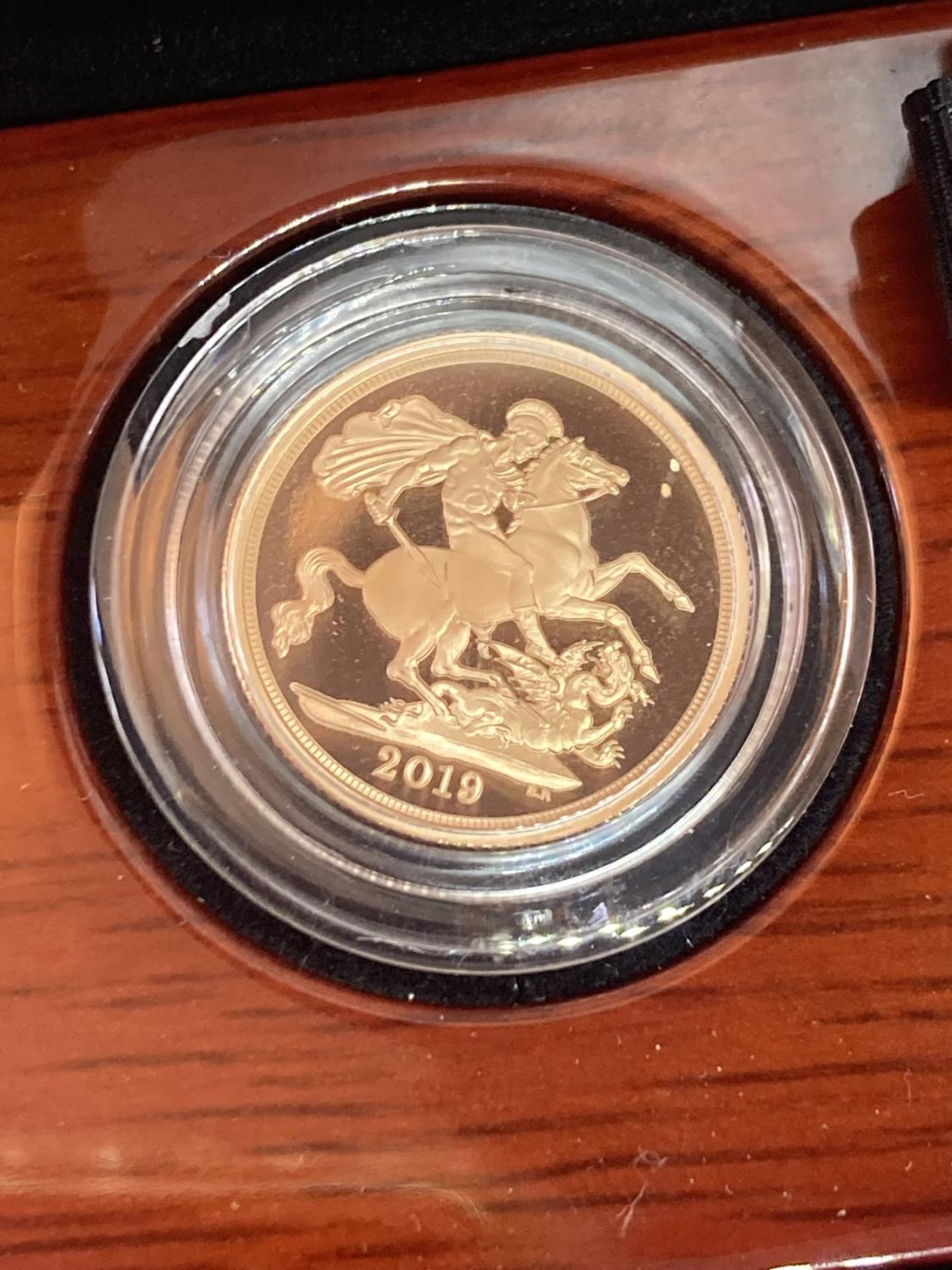 A 2019 THE SOVEREIGN GOLD PROOF LIMITED EDITION NUMBER 6,312 OF 9,500 IN A WOODEN BOXED CASE - Bild 2 aus 5