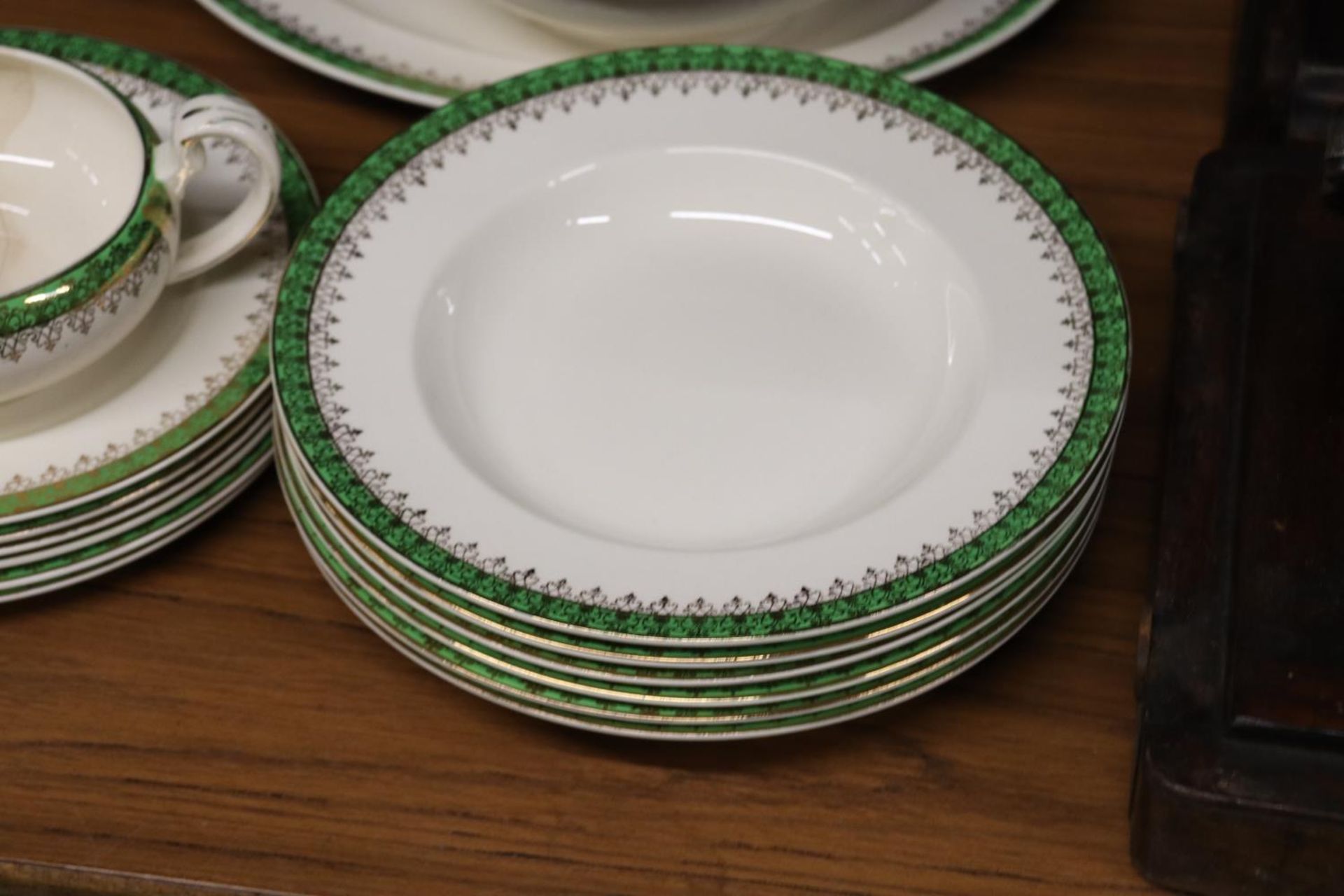 A QUANTITY OF VINTAGE ALFRED MEAKIN DINNERWARE TO INCLUDE, SERVING TUREENS, A SERVING PLATE, SAUCE - Bild 4 aus 4