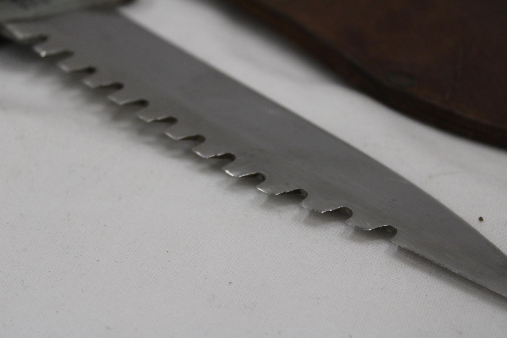 A RAMBO KNIFE IN A LEATHER SHEATH - Bild 5 aus 5