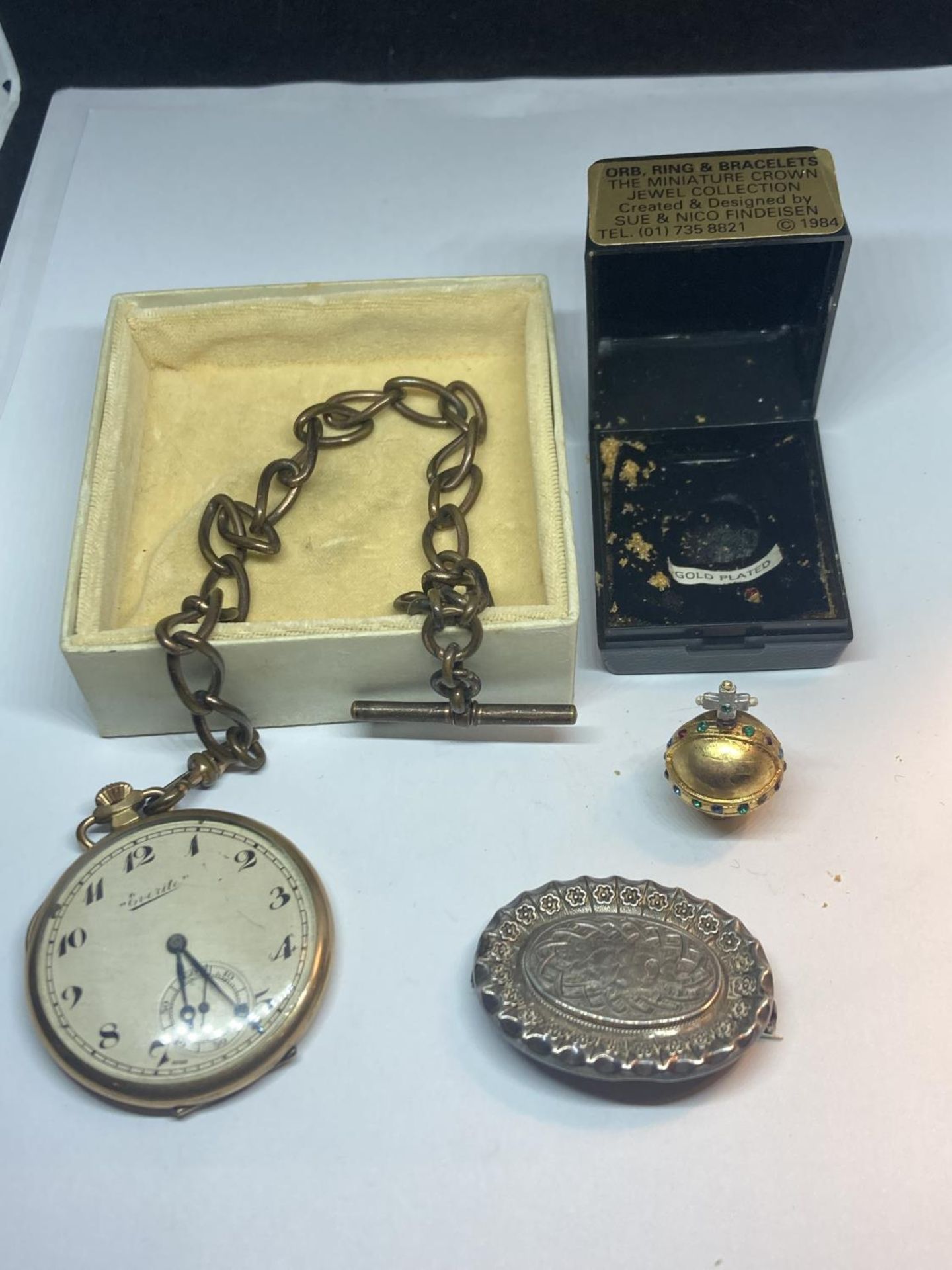 VARIOUS ITEMS TO INCLUDE A GOLD PLATED POCKET WATCH WITH CHAIN, A WHITE METAL POSSIBLY SILVER BROOCH