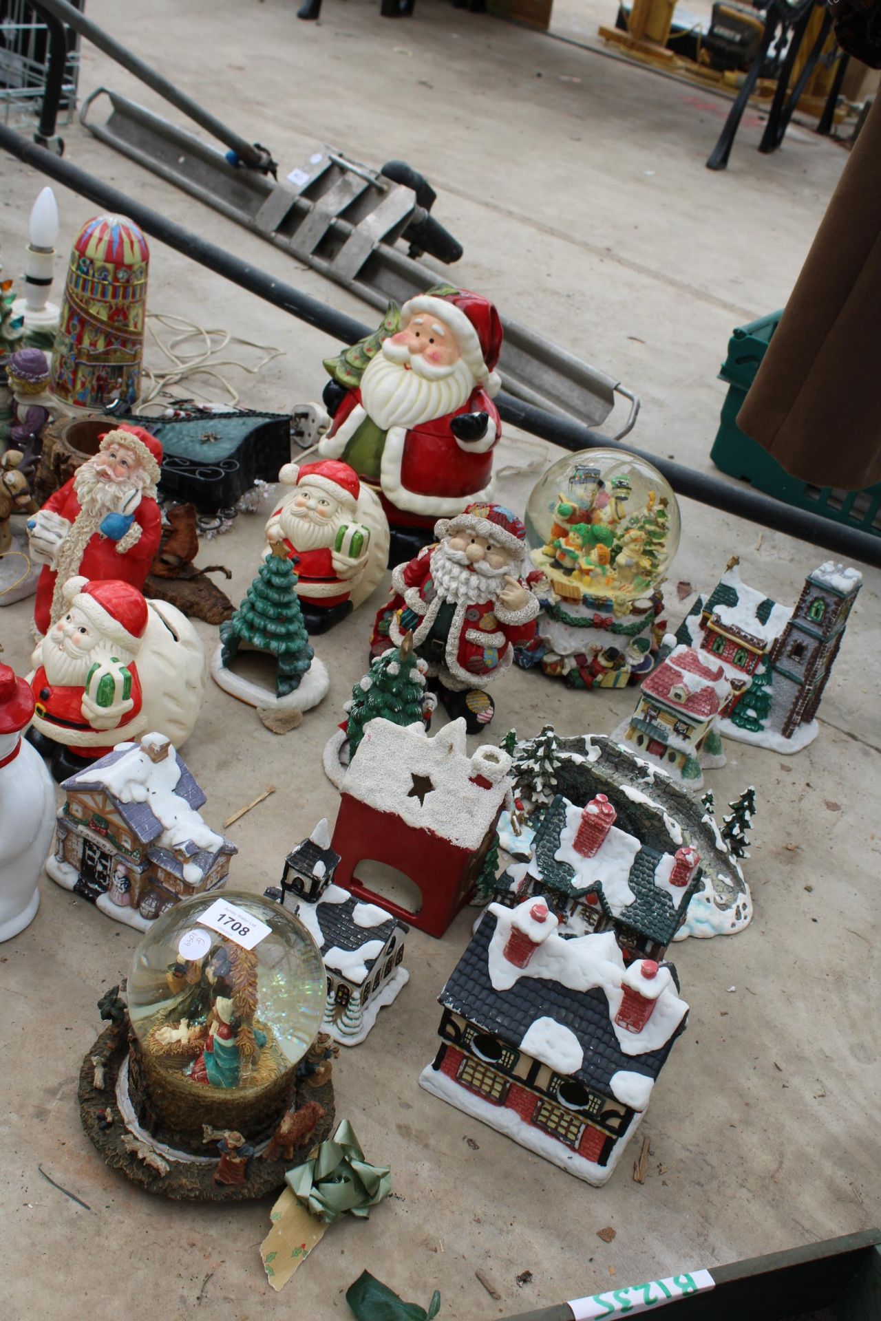 A LARGE ASSORTMENT OF CHRISTMAS DECORATIONS TO INCLUDE A SNOW GLOBE, SANTA FIGURES AND NATIVITY - Image 2 of 4