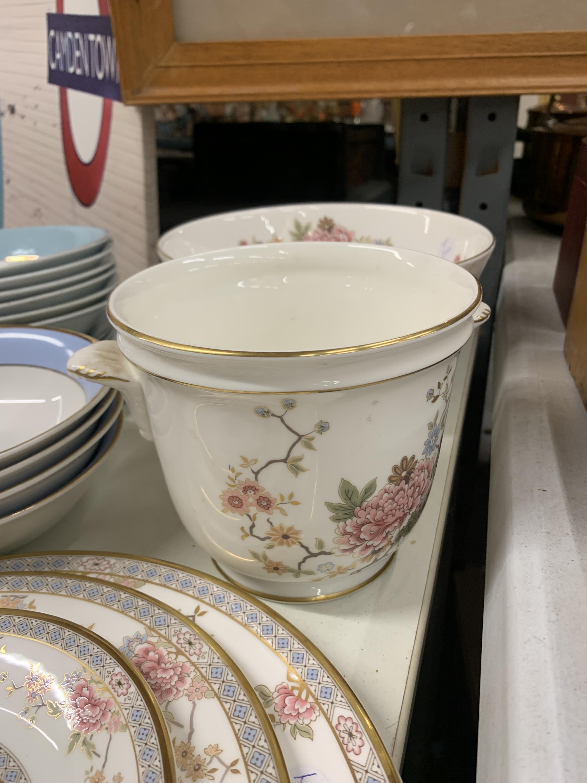A QUANTITY OF ROYAL DOULTON TEAWARE TO INCLUDE 'CANTON', PLATES, A LARGE BOWL, PLANTER LIDDED - Image 7 of 7