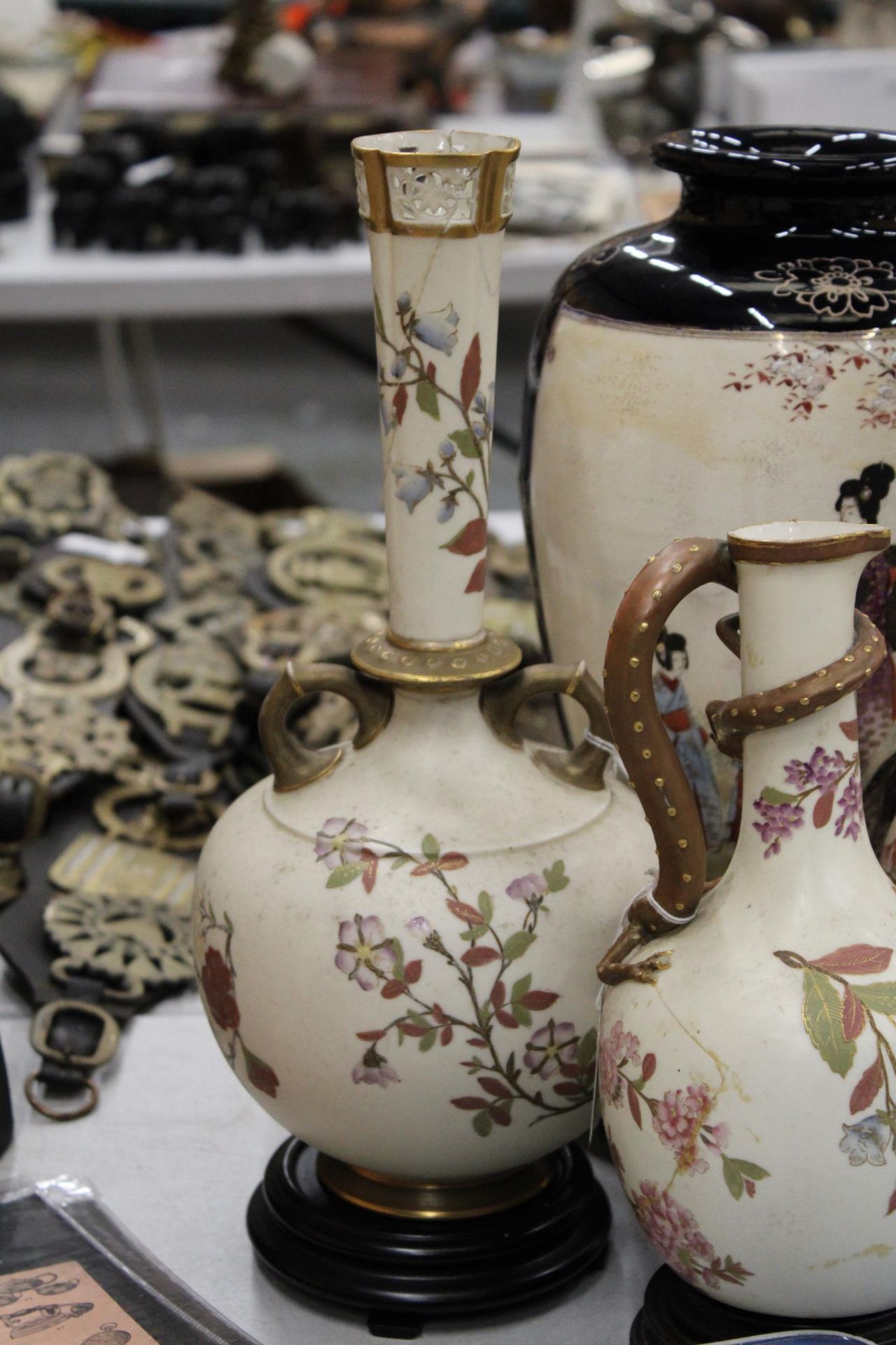 THREE PIECES OF ROYAL WORCESTER, BLUSH IVORY VASES, ONE WITH LIZARD HANDLE - ALL A/F, PLUS A LARGE - Image 4 of 6