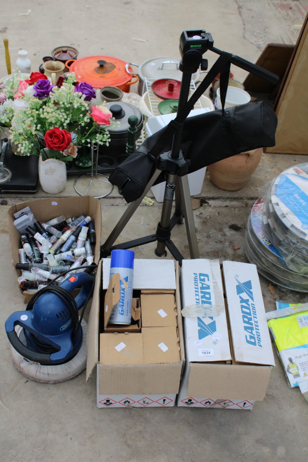 AN ASSORTMENT OF ITEMS TO INCLUDE A DRAPER CAR BUFFER, A TRIPOD STAND AND CLEANING KITS ETC