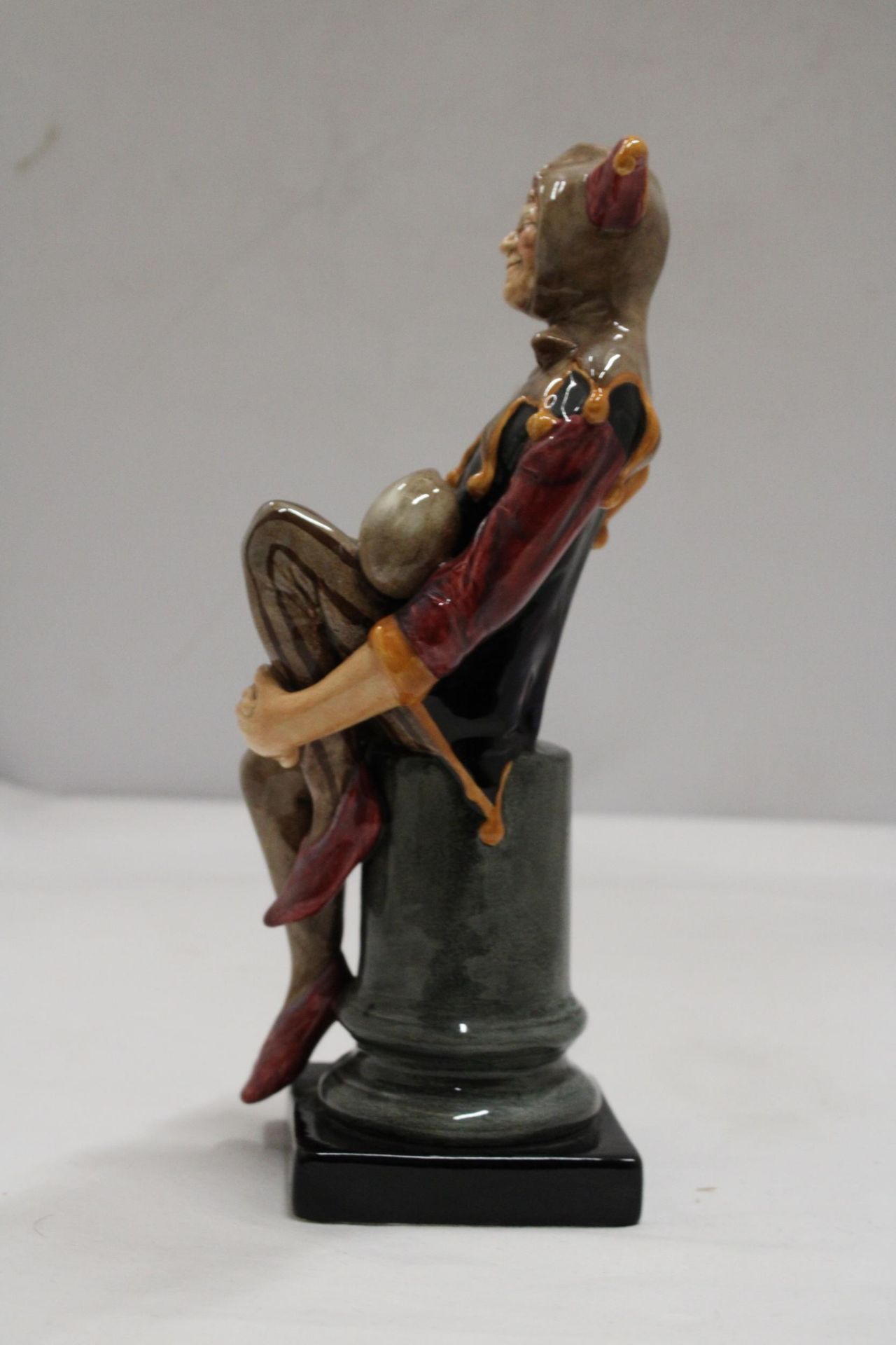 A ROYAL DOULTON FIGURE "THE JESTER" HN 2016 - Image 5 of 6