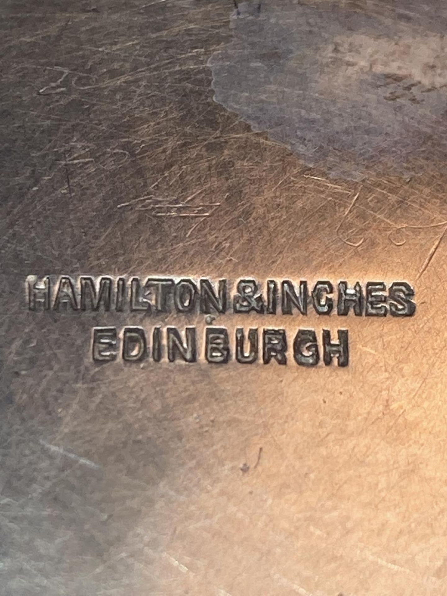 A HALLMARKED EDINBURGH SILVER HAMILTON AND INCHES JUG GROSS WEIGHT 128.7 GRAMS - Image 4 of 4