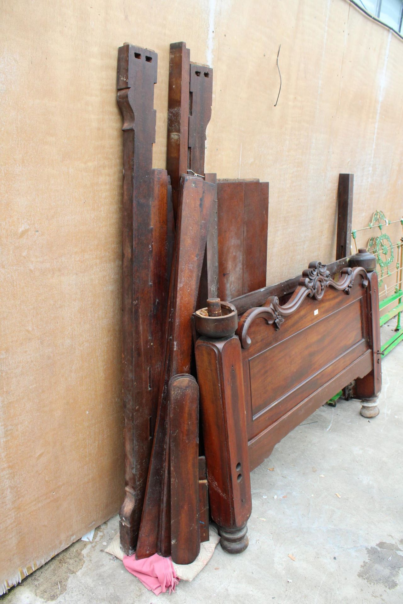 A VICTORIAN MAHOGANY 1/2 TESTER 5' BEDSTEAD - Image 3 of 3