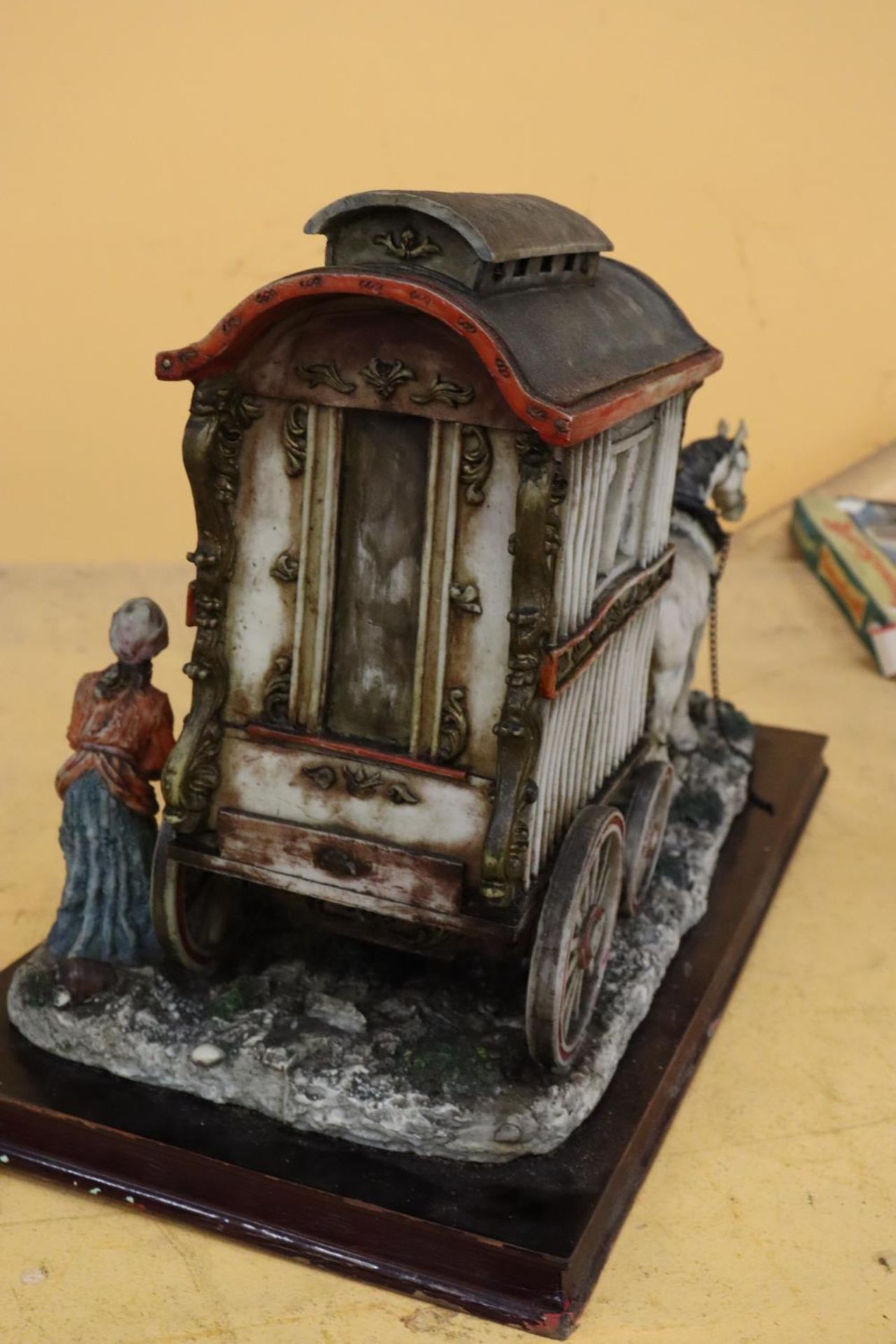 A VERY LARGE 'JULIANA COLLECTION' MODEL OF A ROMANY CARAVAN, HORSES AND FIGURES, ON A WOODEN BASE, - Image 5 of 5