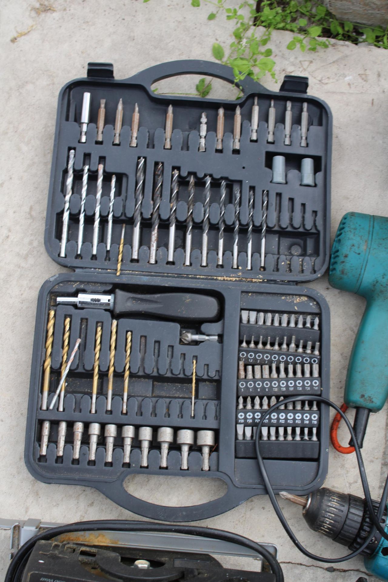 AN ASSORTMENT OF TOOLS TO INCLUDE A MAKITA DRILL, A RIP SAW AND A DRILL BIT SET ETC - Image 2 of 3