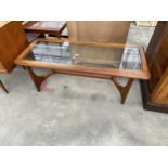 A RETRO TEAK COFFEE TABLE WITH GLASS TOP ON CHEVRON LEGS AND STRAIGHT STRETCHER, 47" X 20"