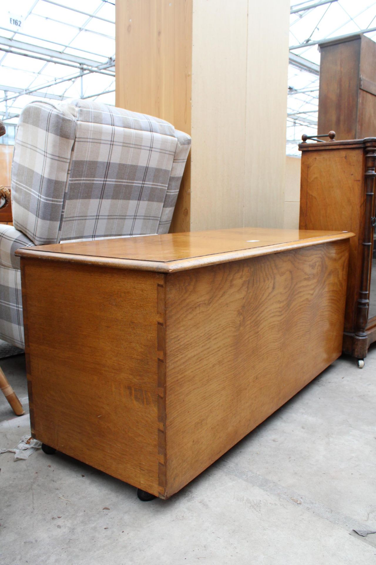 A MID 20TH CENTURY OAK BLANKET CHEST 48" WIDE - Image 4 of 4