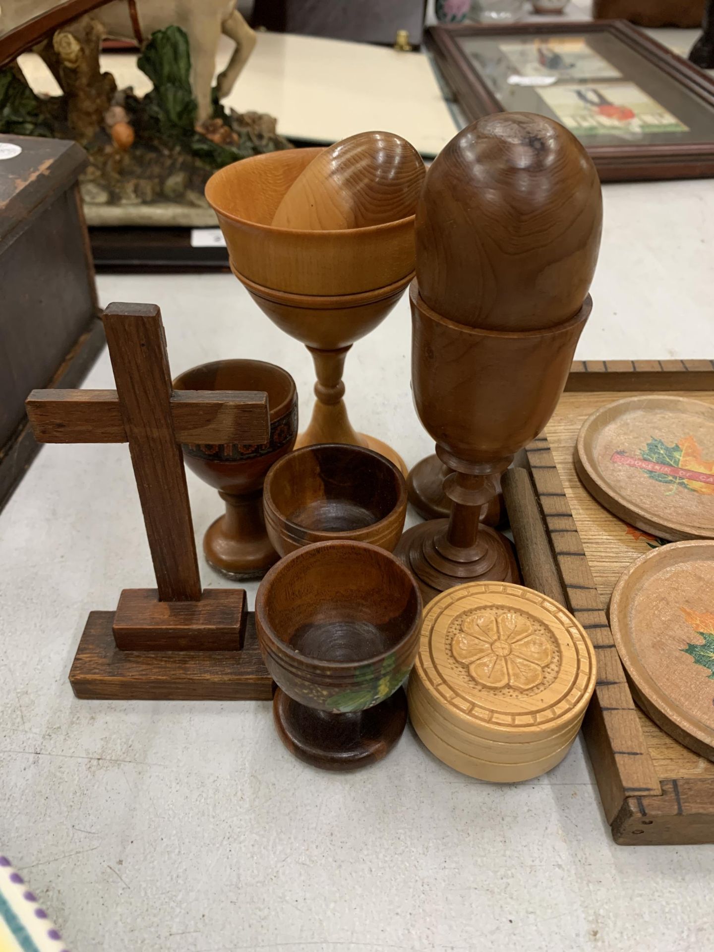 A QUANTITY OF VINTAGE TREEN TO INCLUDE A TRAY WITH CANADIAN COASTERS, EGG CUPSAND WOODEN EGGS, A - Bild 3 aus 3