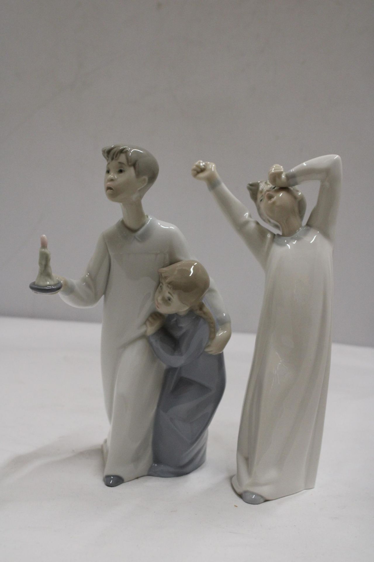 TWO LLADRO FIGURES IN NIGHTGOWNS - Image 2 of 7