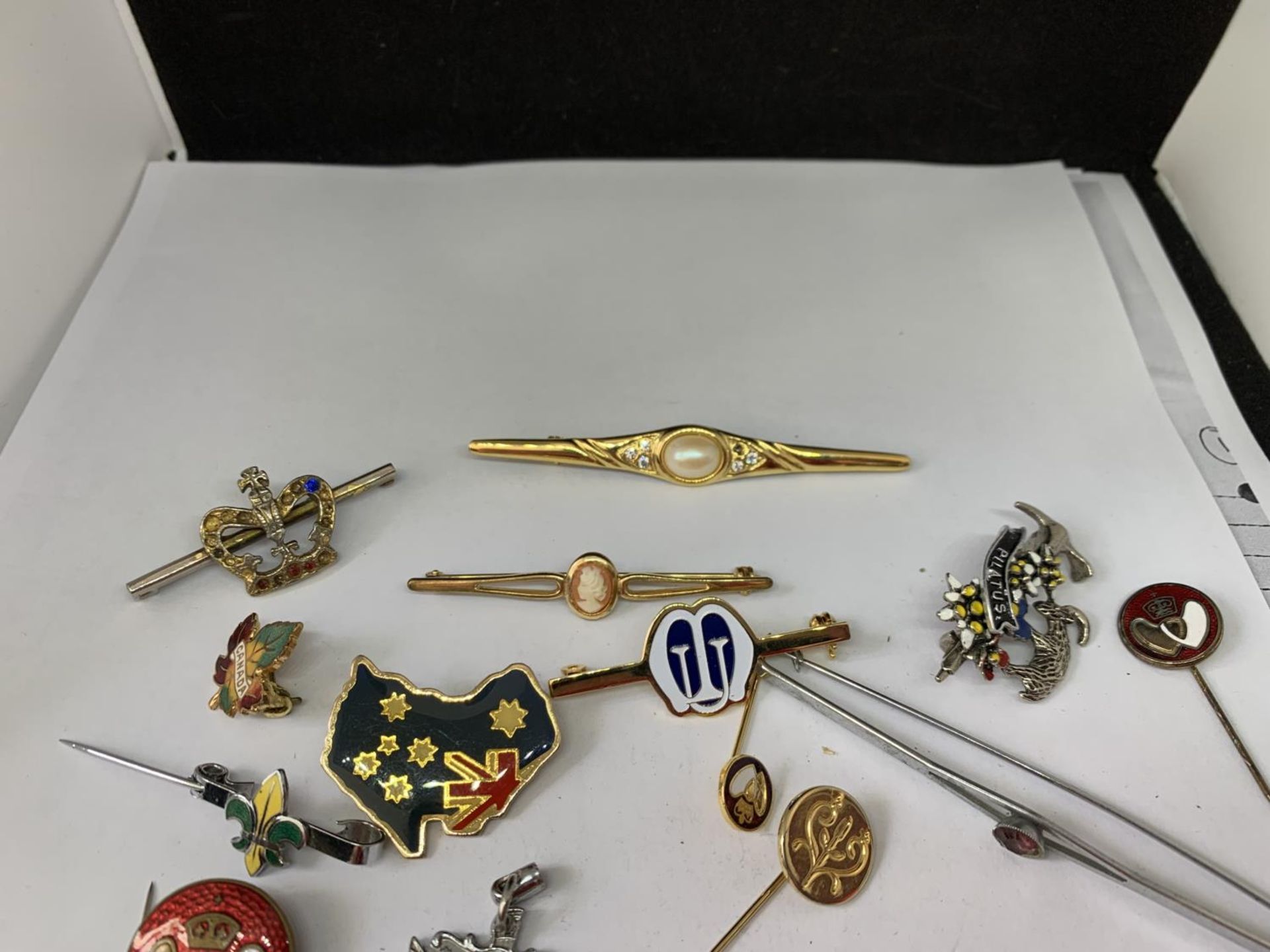 A QUANTITY OF VARIOUS PIN BROOCHES - Bild 2 aus 4