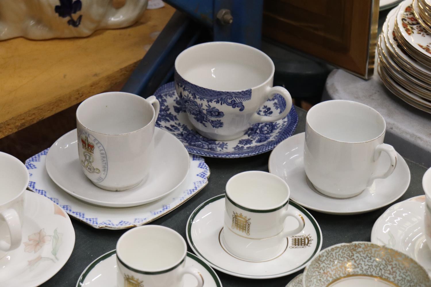A QUANTITY OF TEACUPS AND SAUCERS TO INCLUDE ROYAL DOULTON "FANTASIA", WEDGWOOD, ROYAL ADDERLEY, - Image 2 of 6