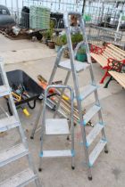 A BELDRAY FOUR RUNG ALUMINIUM STEP LADDER AND A FURTHER SMALL BELDRAY STEP LADDER
