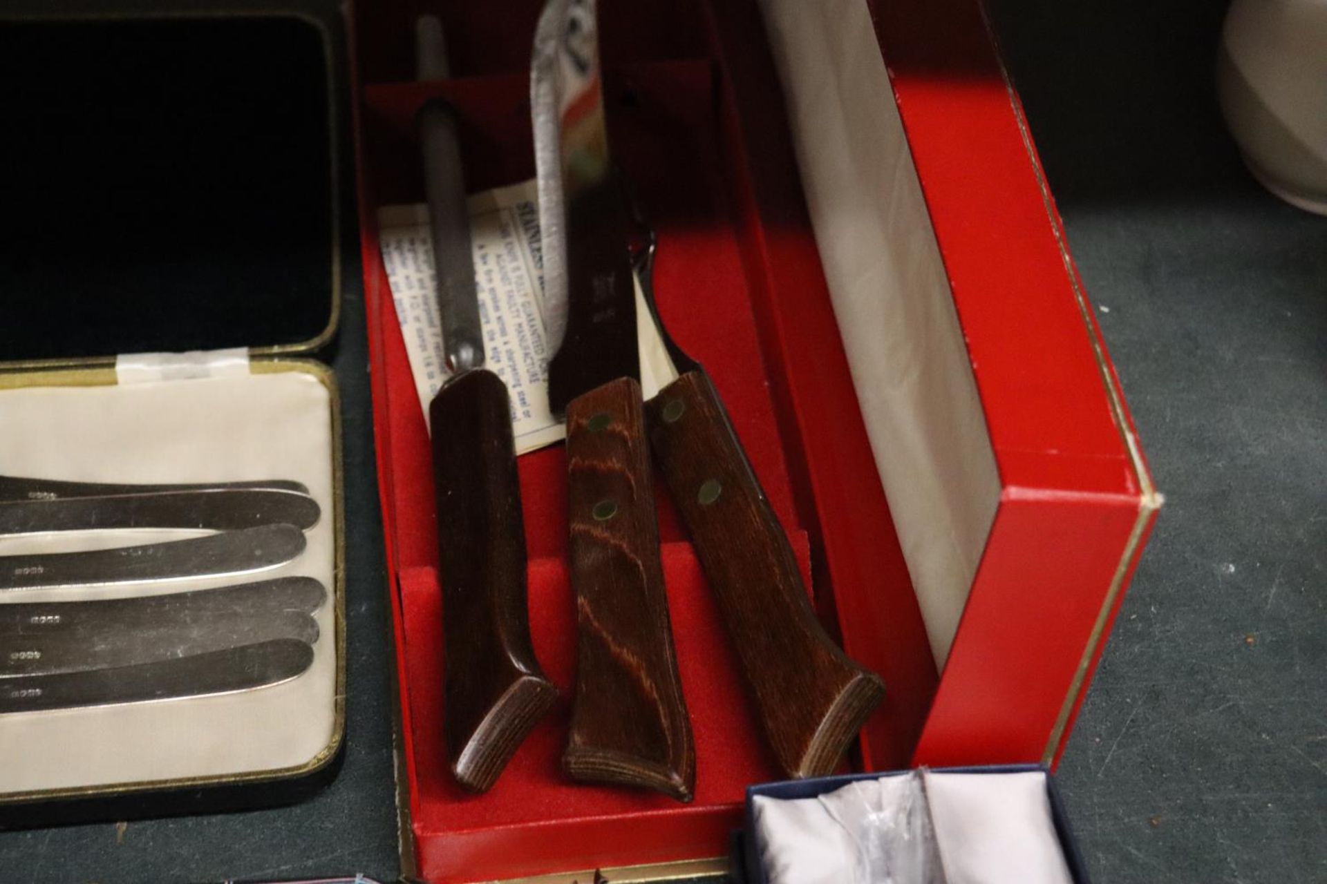 A QUANTITY OF BOXED FLATWARE TO INCLUDE ACARVING SET, AYNSLEY CAKE KNIFE, WOODEN NAPKIN RINGS, ETC - Image 6 of 6