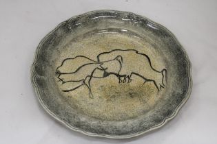 A FRENCH 'PECH-MERLE' PLATE WITH ANIMAL DESIGN, DIAMETER 29CM