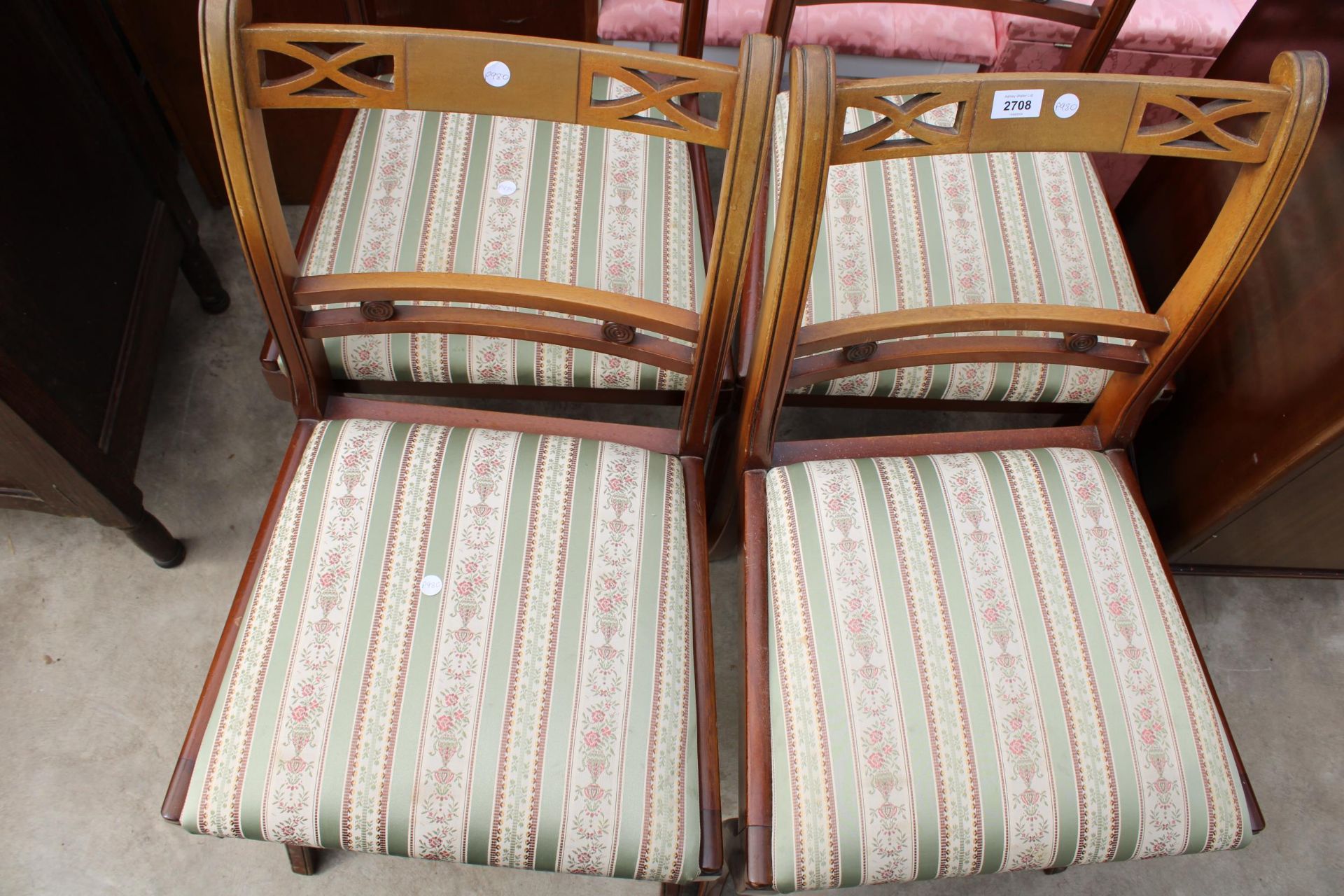 A SET OF FOUR REGENCY STYLE DINING CHAIRS - Bild 3 aus 3