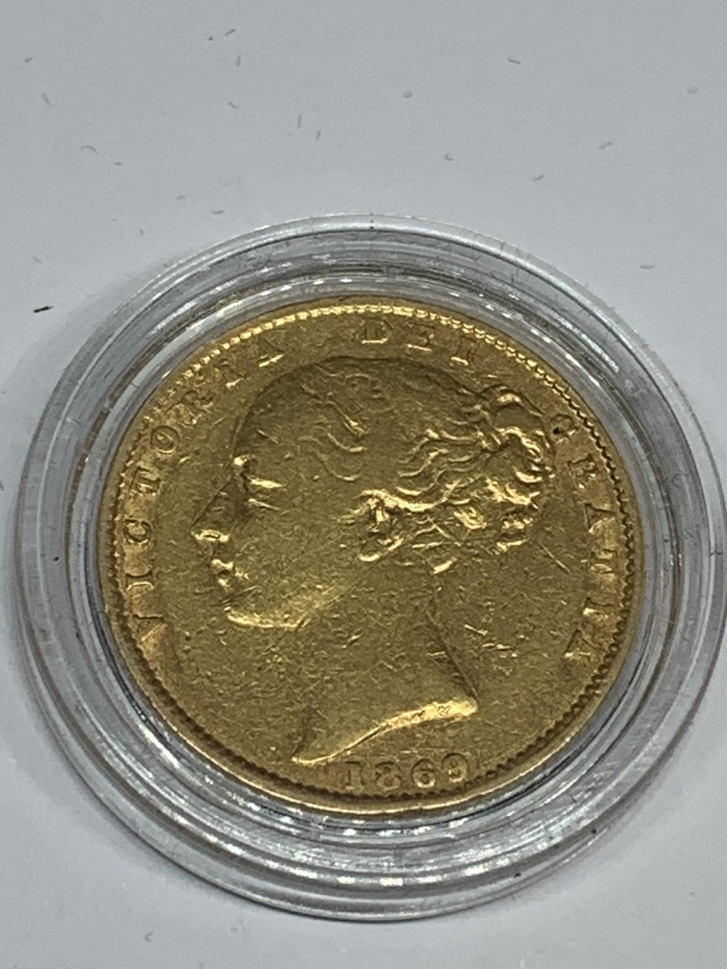 AN 1869 SHIELD BACK GOLD SOVEREIGN QUEEN VICTORIA YOUNG HEAD, LONDON MINT - Image 2 of 2