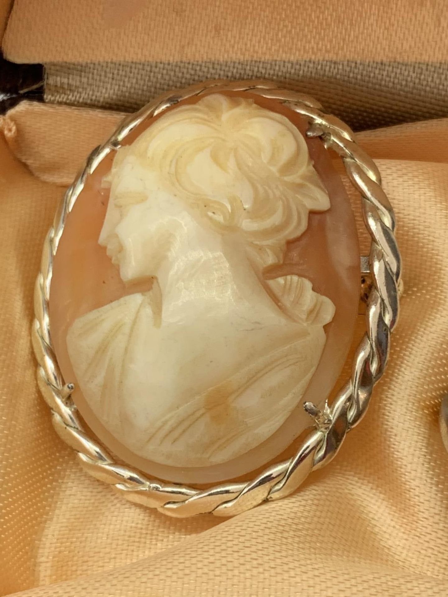 A SILVER CAMEO BROOCH AND RING IN A PRESENTATION BOX - Bild 2 aus 4