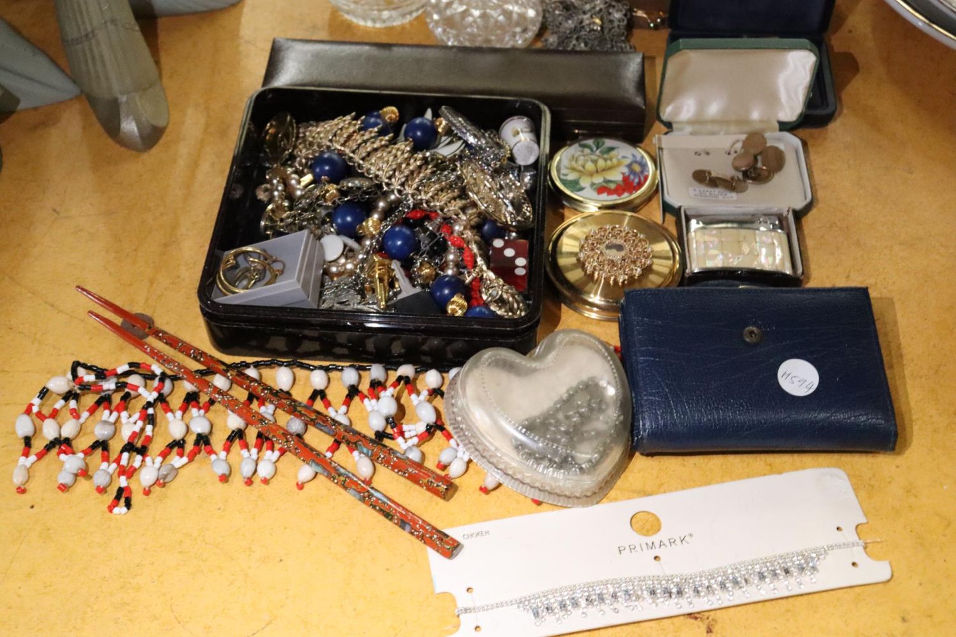 A QUANTITY OF ITEMS TO INCLUDE CUFFLINKS, MIRRORED COMPACTS, LIGHTERS, JEWELLERY, ETC., - Image 2 of 6